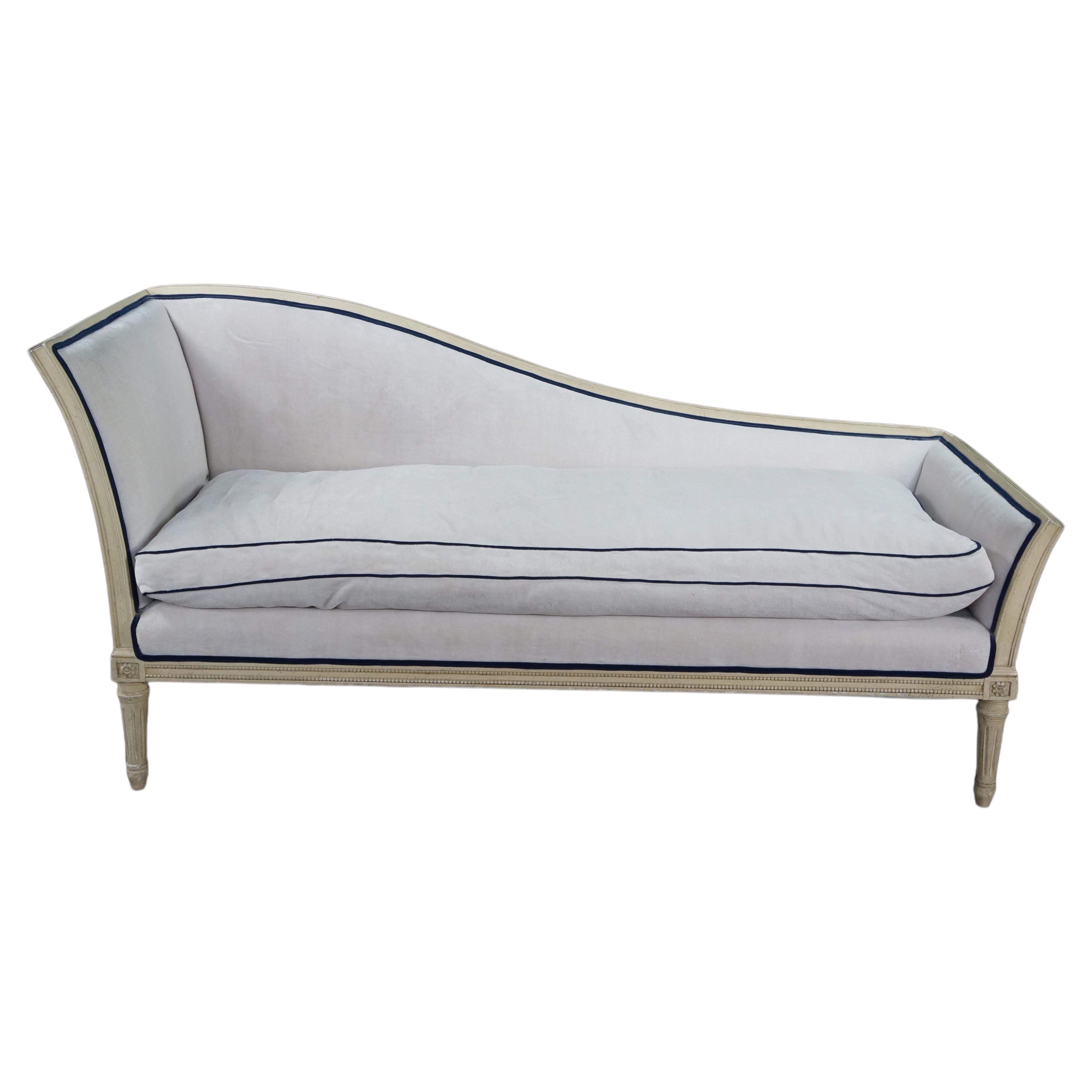 Mobili Baker di metà secolo: chaise longue imbottita in stile Luigi XVI