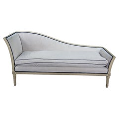 Mobili Baker di metà secolo: chaise longue imbottita in stile Luigi XVI