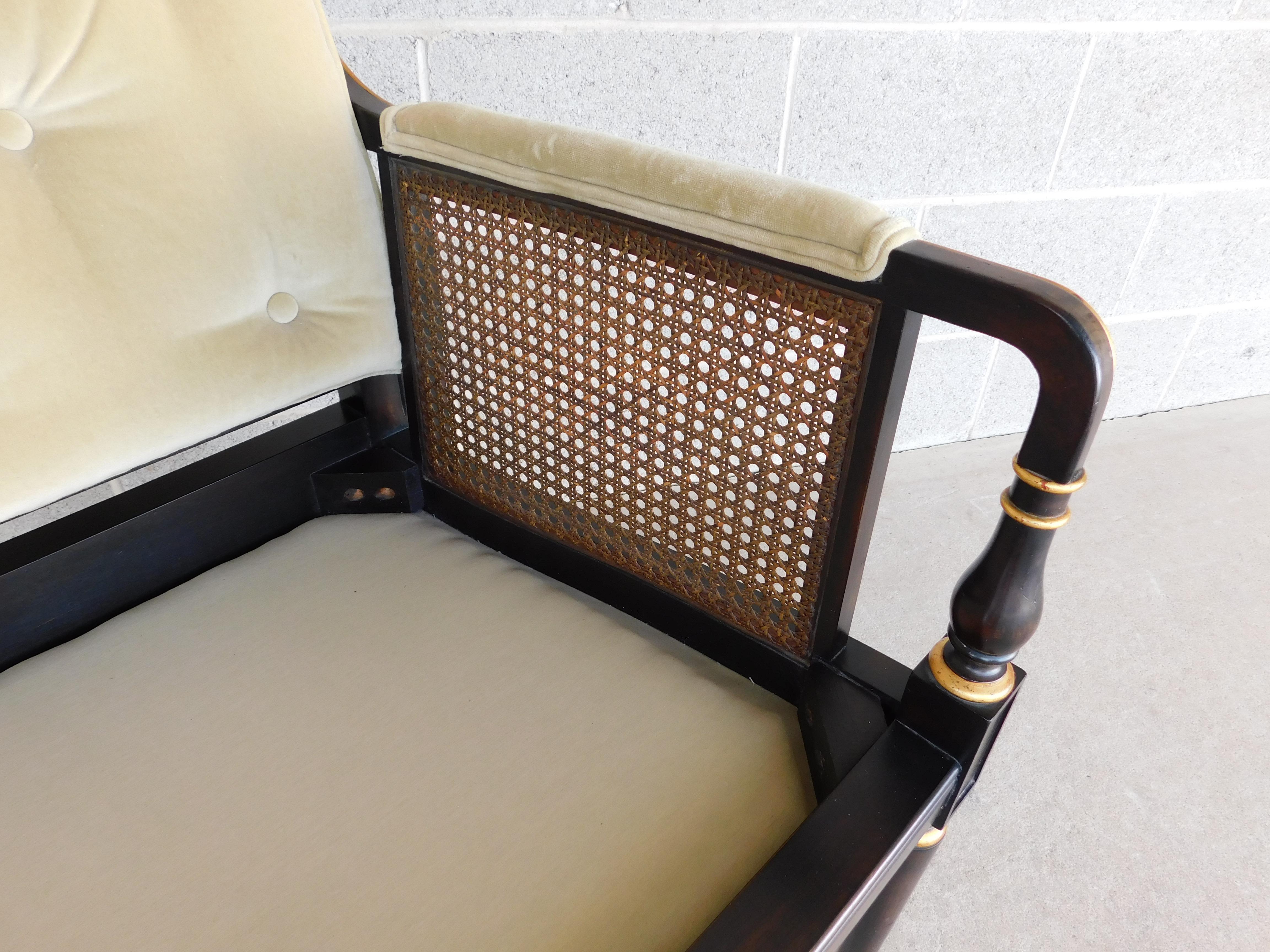Midcentury Baker Furniture Regency Style Schwarz lackierter Rahmen Settee im Zustand „Gut“ in Parkesburg, PA
