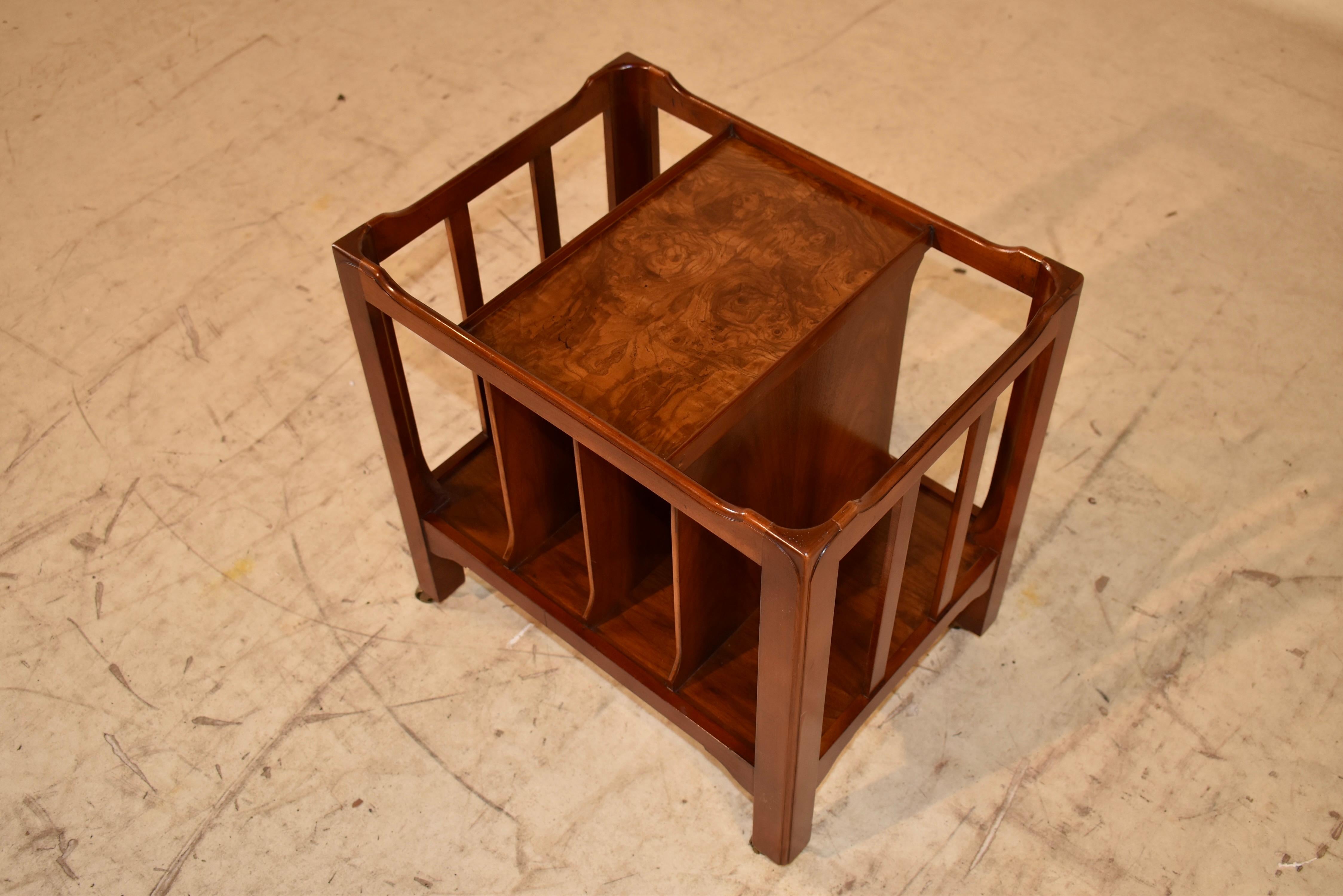Portariviste in legno di noce della Baker Furniture Company, un'azienda da collezione.  Baker è noto per essere uno dei migliori marchi di arredamento per la casa da decenni.  Questo pezzo non è diverso.  La loro qualità è meravigliosa.  Il pezzo è