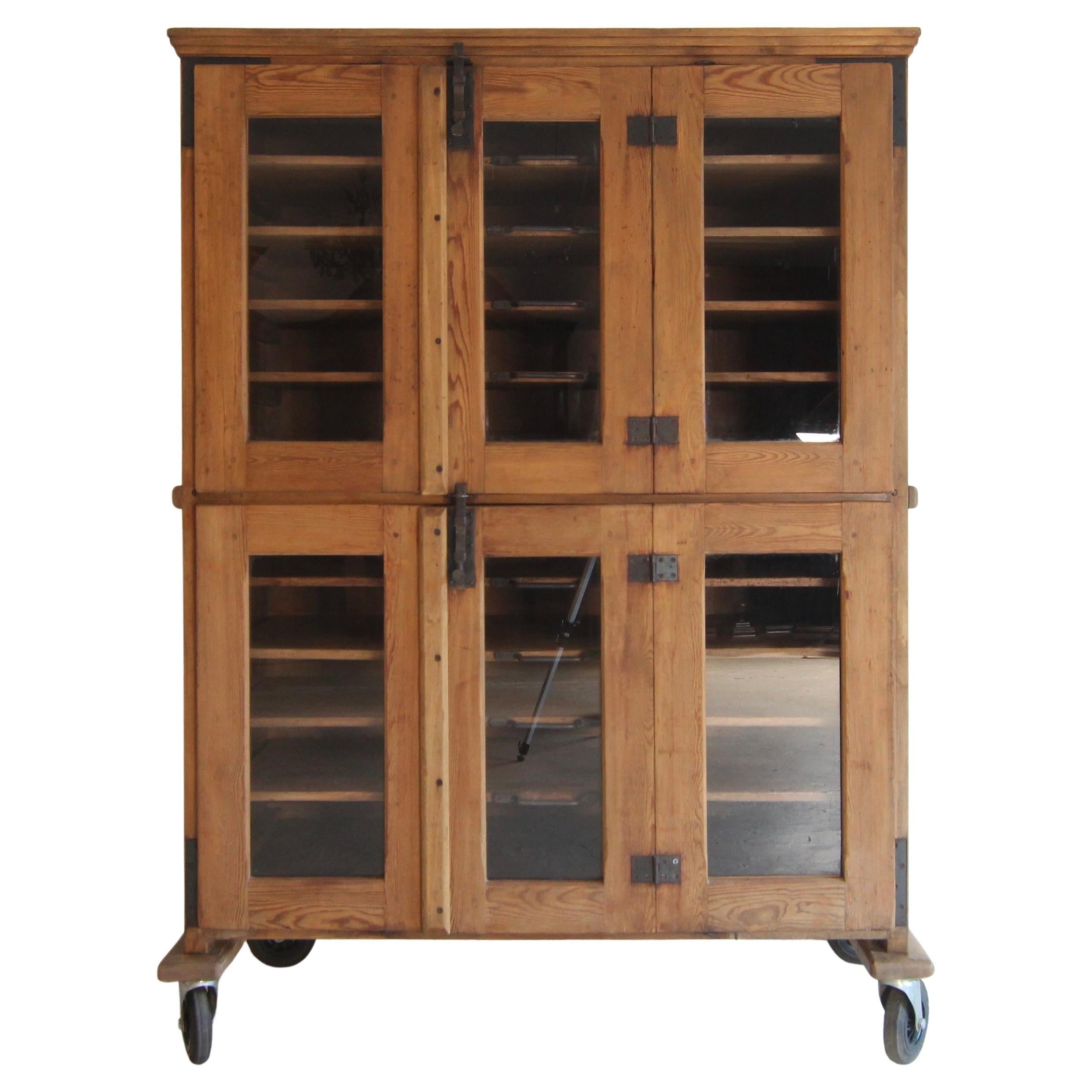 Mid Century Bakery´s Display Cabinet