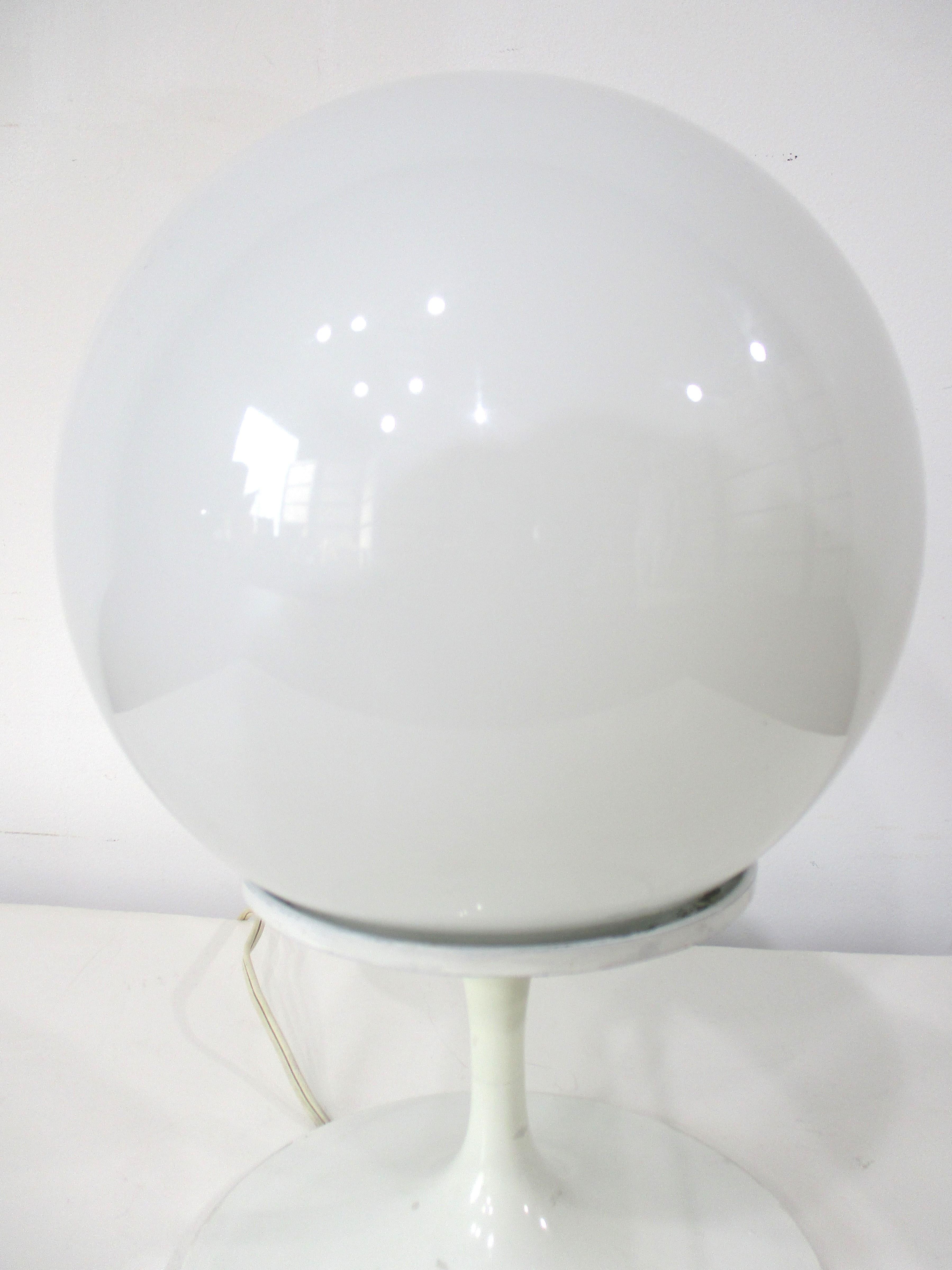Lampe de table classique des années 1960-70 avec abat-jour rond en verre blanc. Conçue par Bill Curry pour Design/One, la base en métal est de style tulipe, à la manière d'Eero Saarinen, un look simple pour donner de l'éclat à n'importe quelle