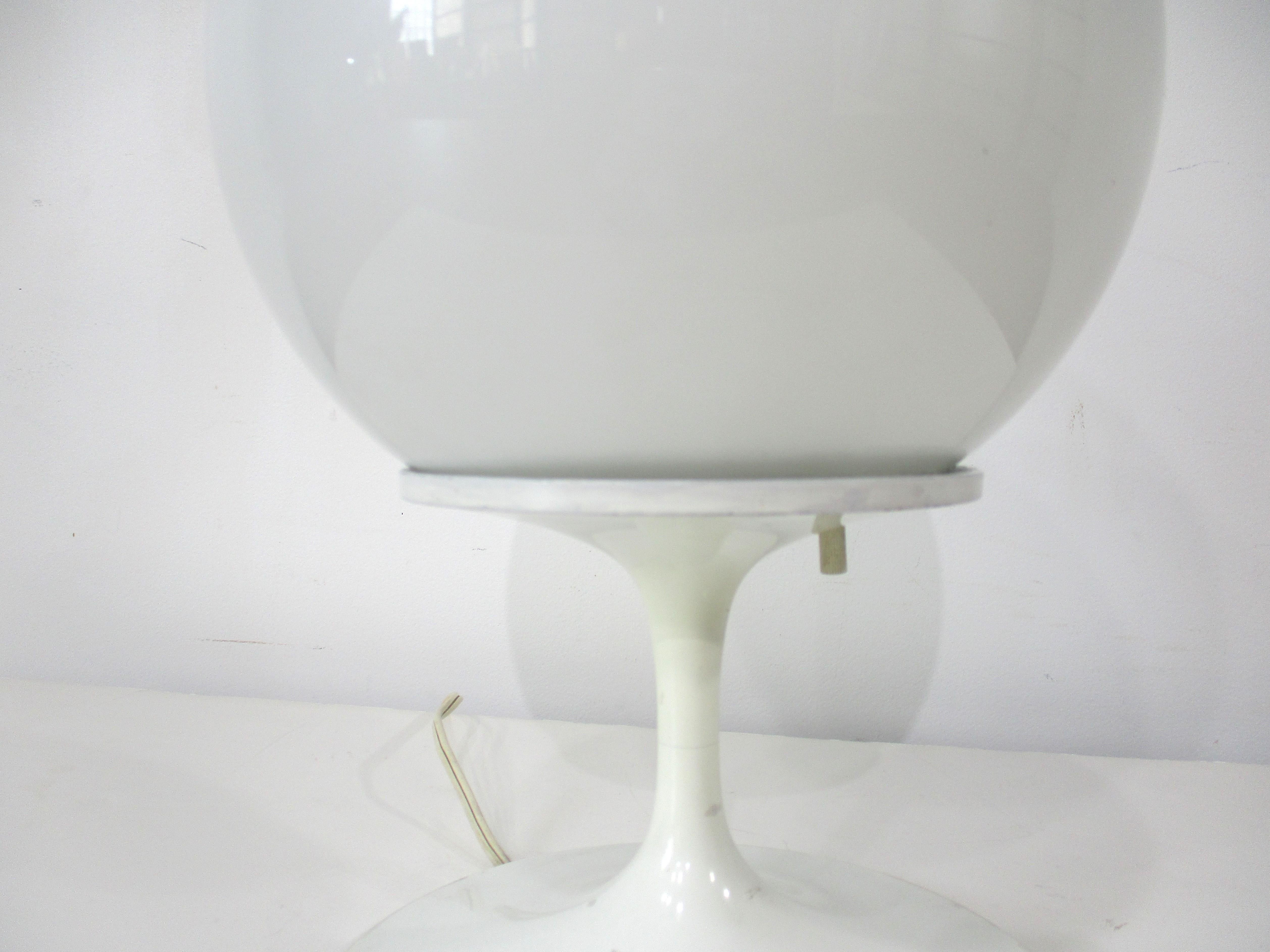Mid-Century Modern Lampe de table boule du milieu du siècle dernier par Bill Curry pour Design Line en vente