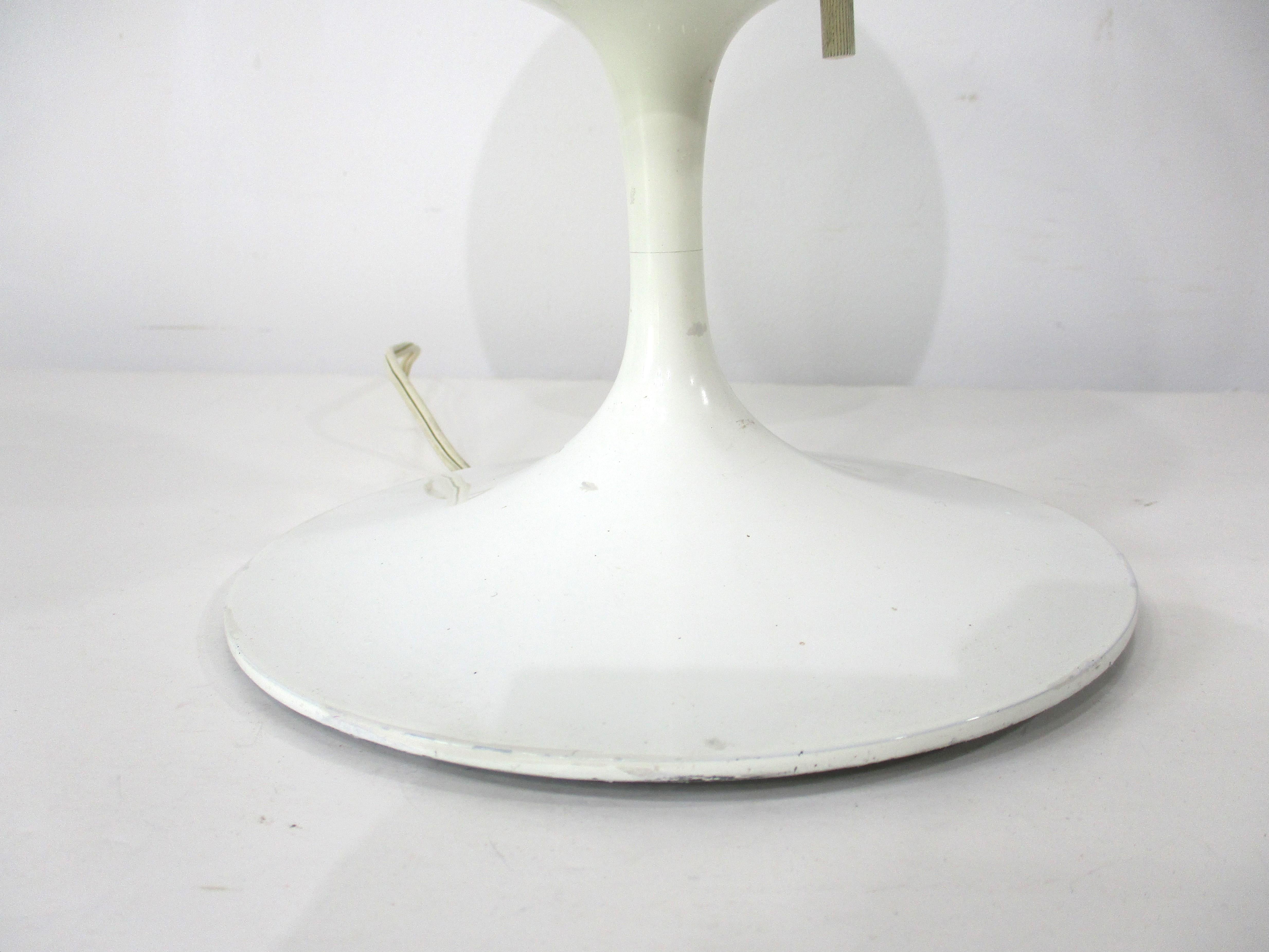 Lampe de table boule du milieu du siècle dernier par Bill Curry pour Design Line Bon état - En vente à Cincinnati, OH