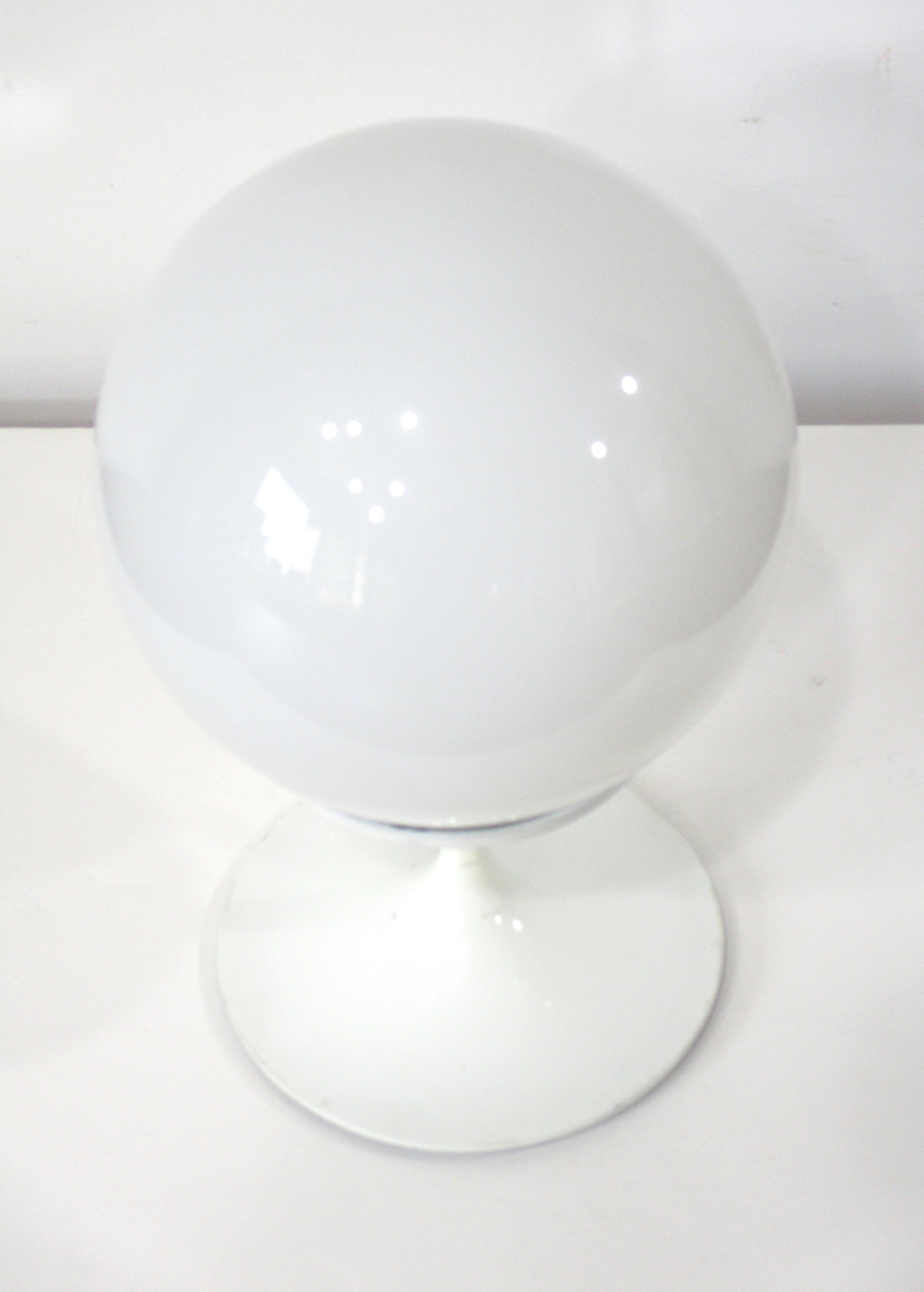 Métal Lampe de table boule du milieu du siècle dernier par Bill Curry pour Design Line en vente