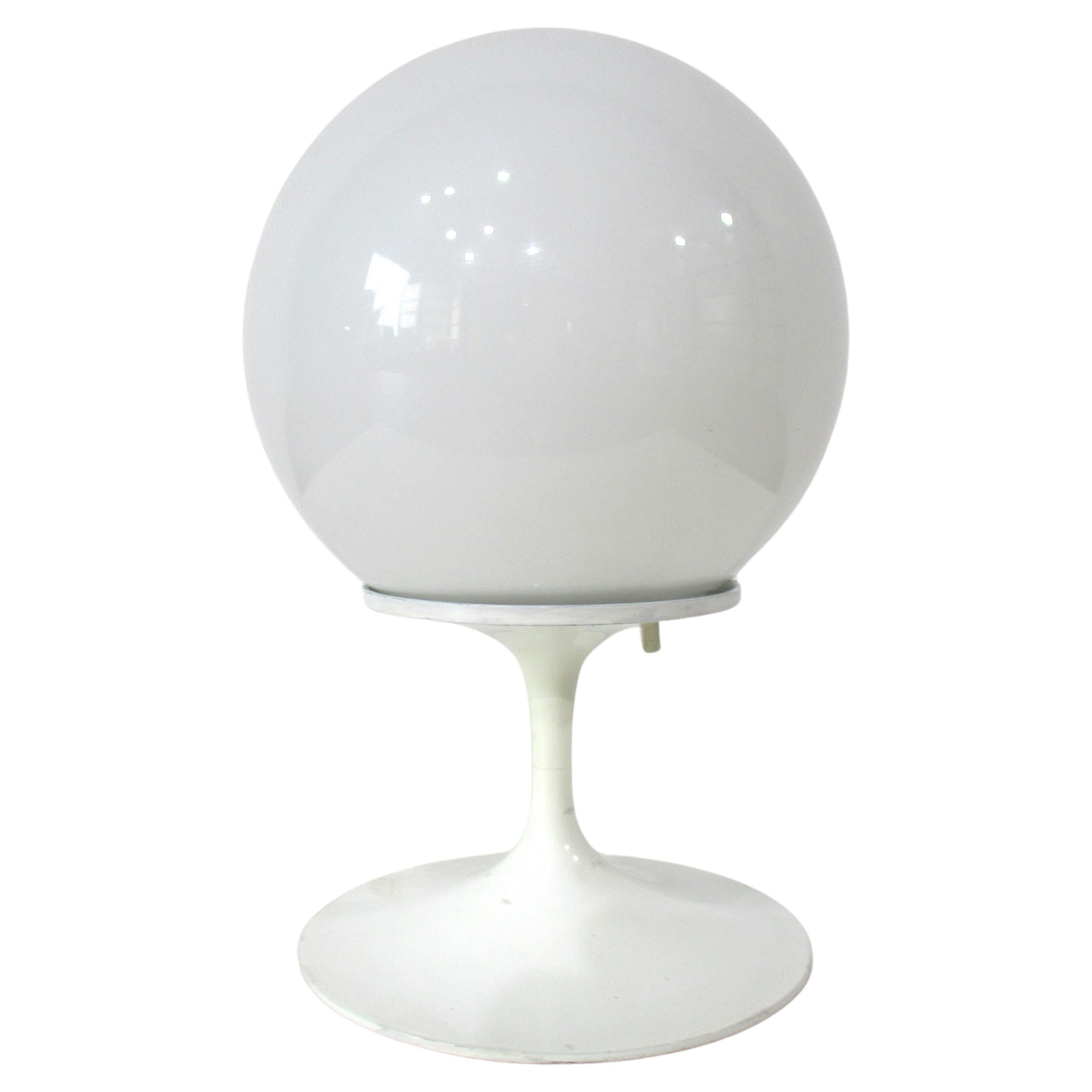 Lampe de table boule du milieu du siècle dernier par Bill Curry pour Design Line en vente