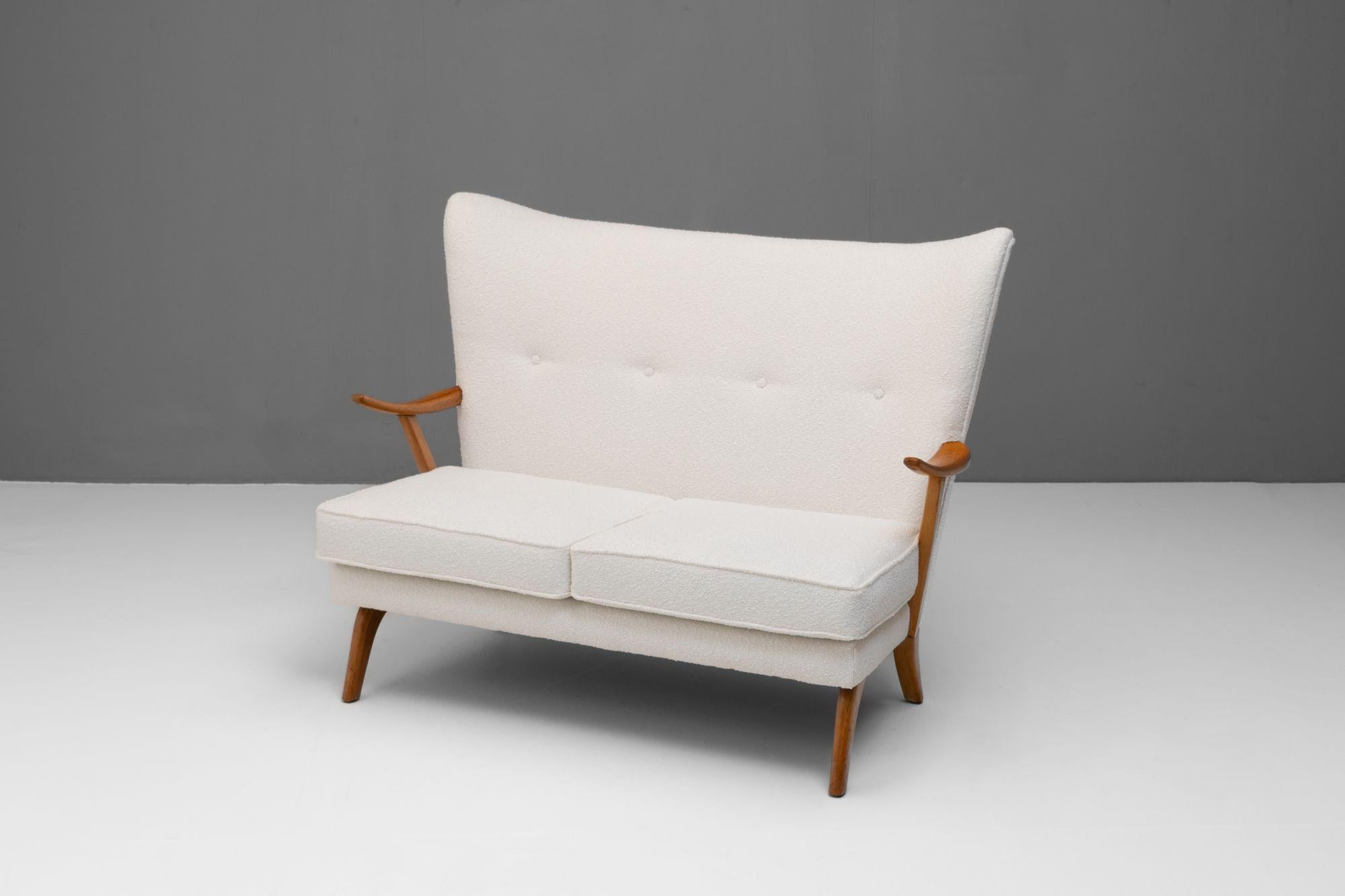 Sofá Bambino de mediados de siglo de Howard Keith, fabricado por HK Furniture. Armazón de haya maciza, recién tapizado en boucle y acabado de madera de exposición. Alrededor de 1950.
Alto 97cm x Ancho 130cm x Fondo 80cm
Ponte en contacto con