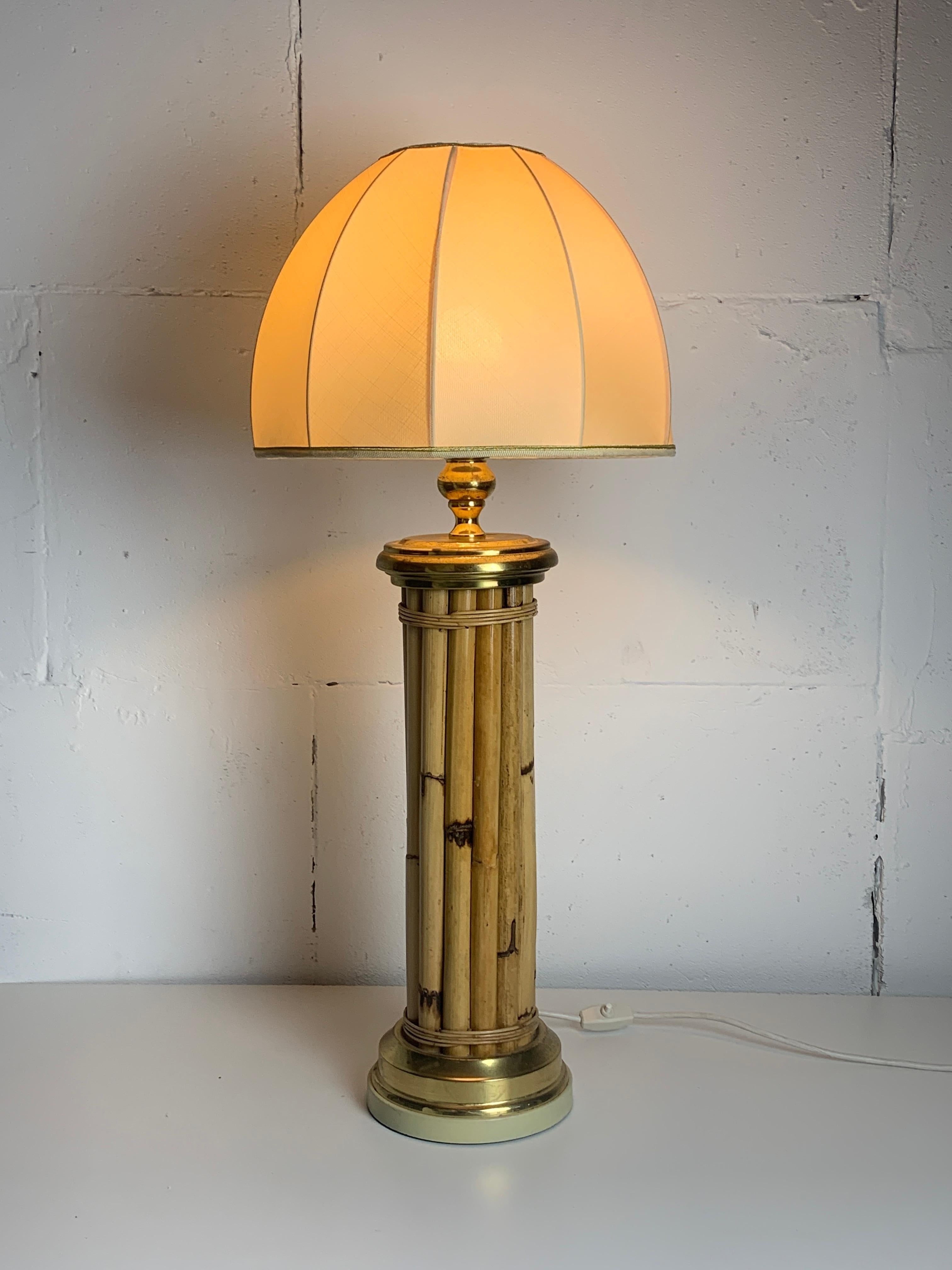 Preciosa lámpara de mesa grande ( 82 cm ) de latón patinado y bambú de Leola design, Alemania años 60, con pantalla de seta. Esta lámpara se encuentra en un precioso estado vintage, con el latón patinado, como ya se ha dicho, y todo el bambú