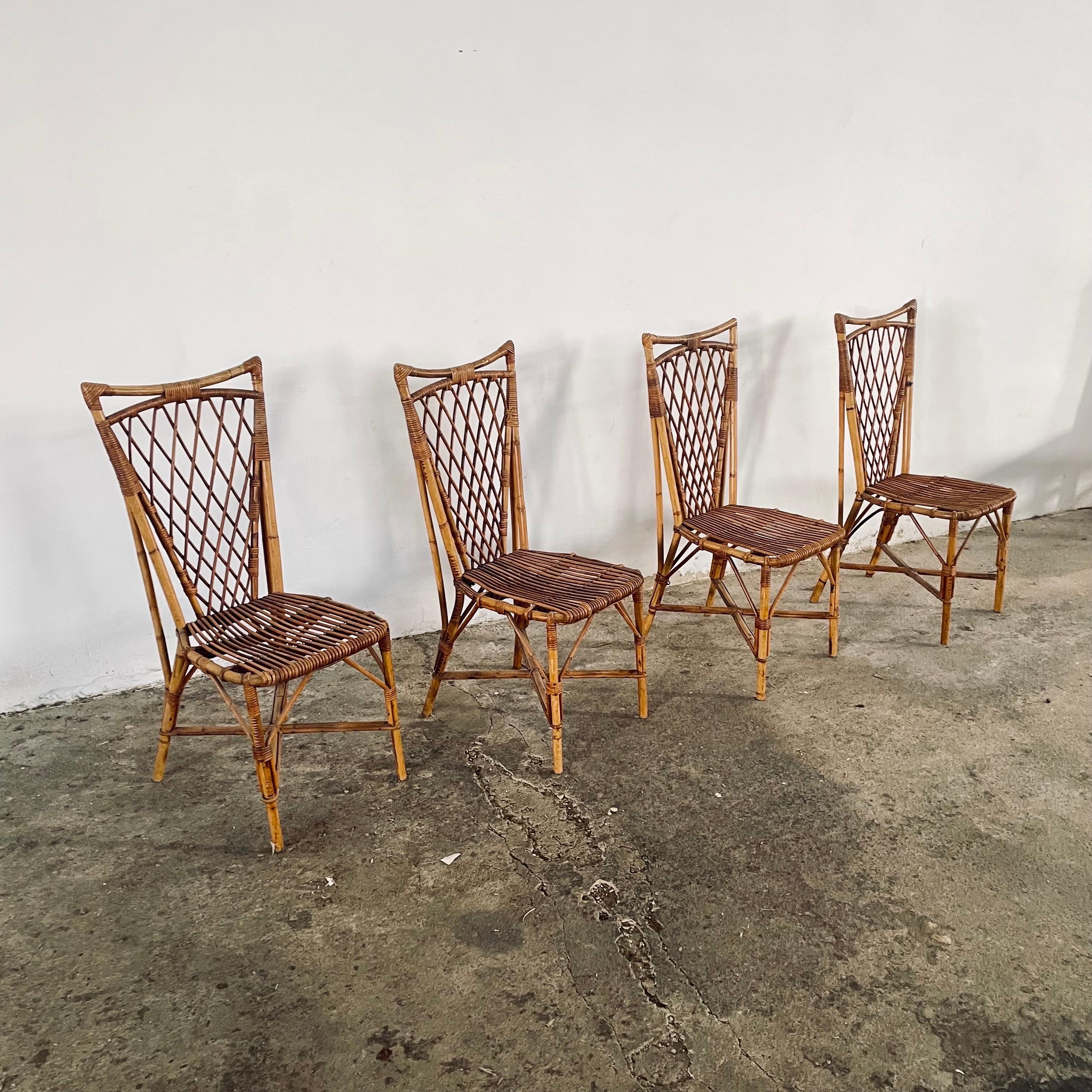 Beautiful and very unique, French bamboo cane Chair set of 4 from the 1950s, The set is in good condition, very sturdy, ready for indoor or outdoor use, minor signs of use and age according to their age

<>

APPROX DIMENSIONS:
Height 101cm