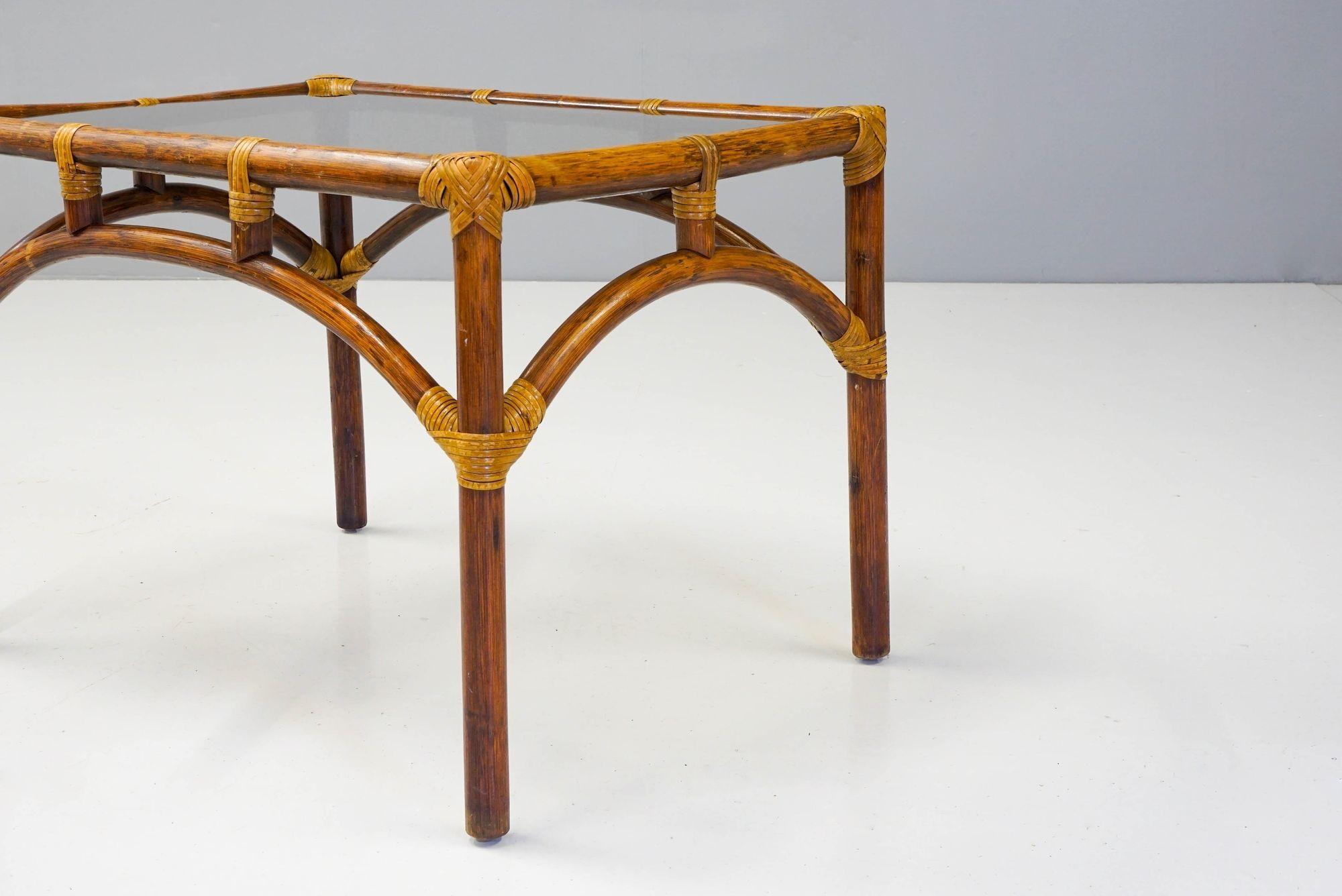 Mid-Century Beistelltisch aus Bambus und Schilfrohr (Ende des 20. Jahrhunderts) im Angebot