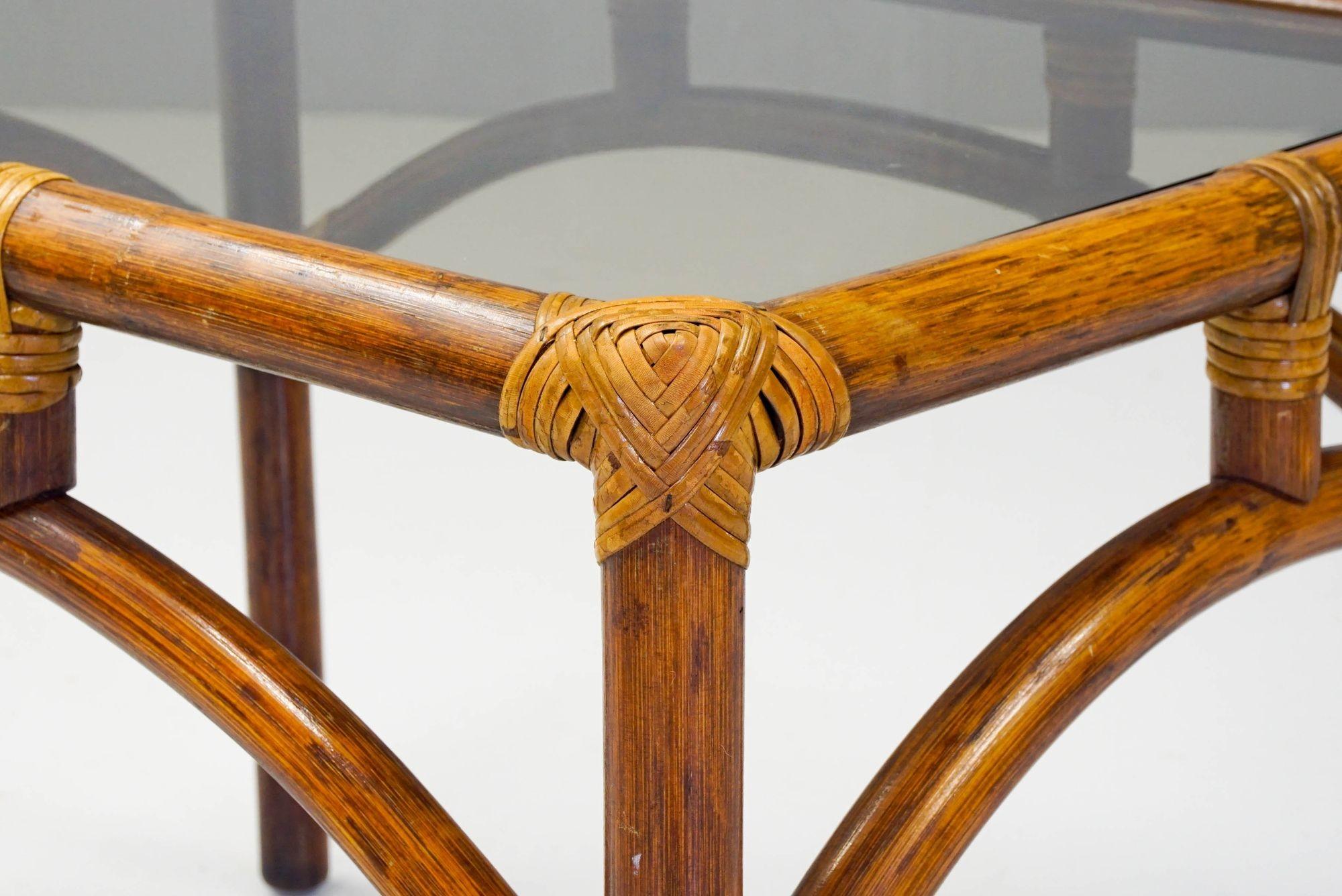 Mid-Century Beistelltisch aus Bambus und Schilfrohr im Angebot 1