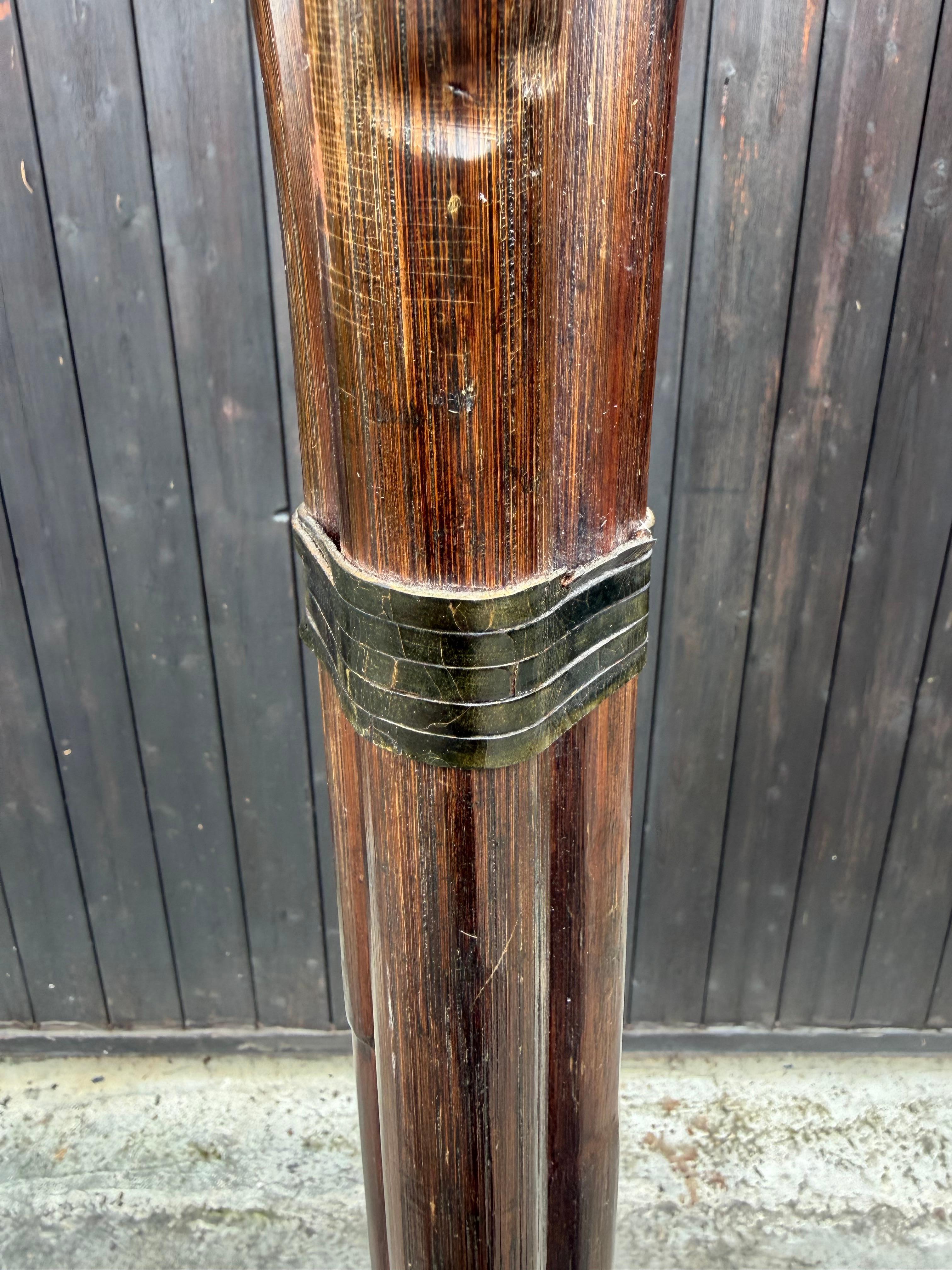 Perchero de bambú y cuero de mediados de siglo, años 60 en venta 4