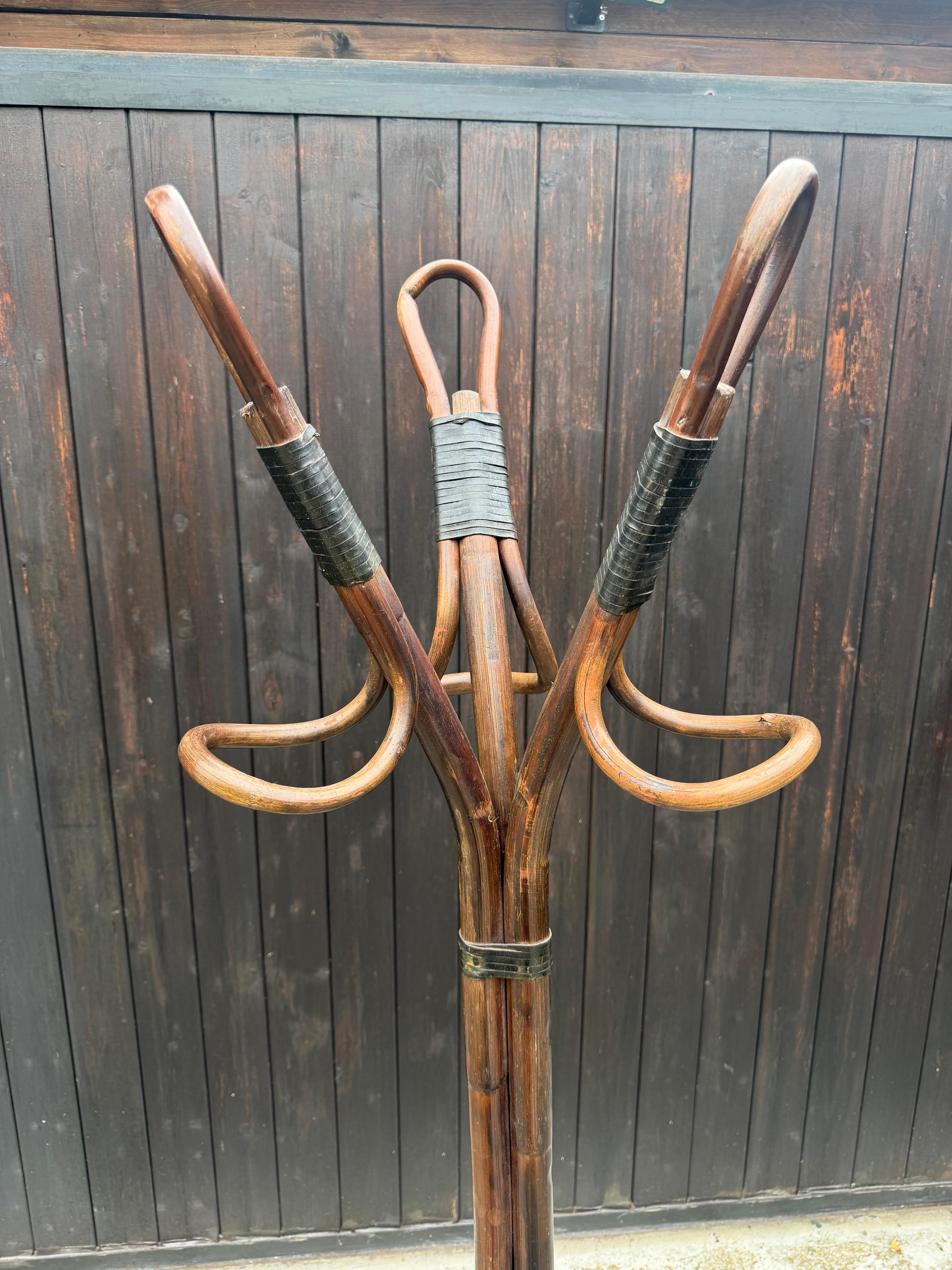 Perchero de bambú y cuero, años 60
Hecho en Italia, encontrado en un apartamento de mi ciudad natal, Palermo.
Buen estado, pequeños signos de desgaste.