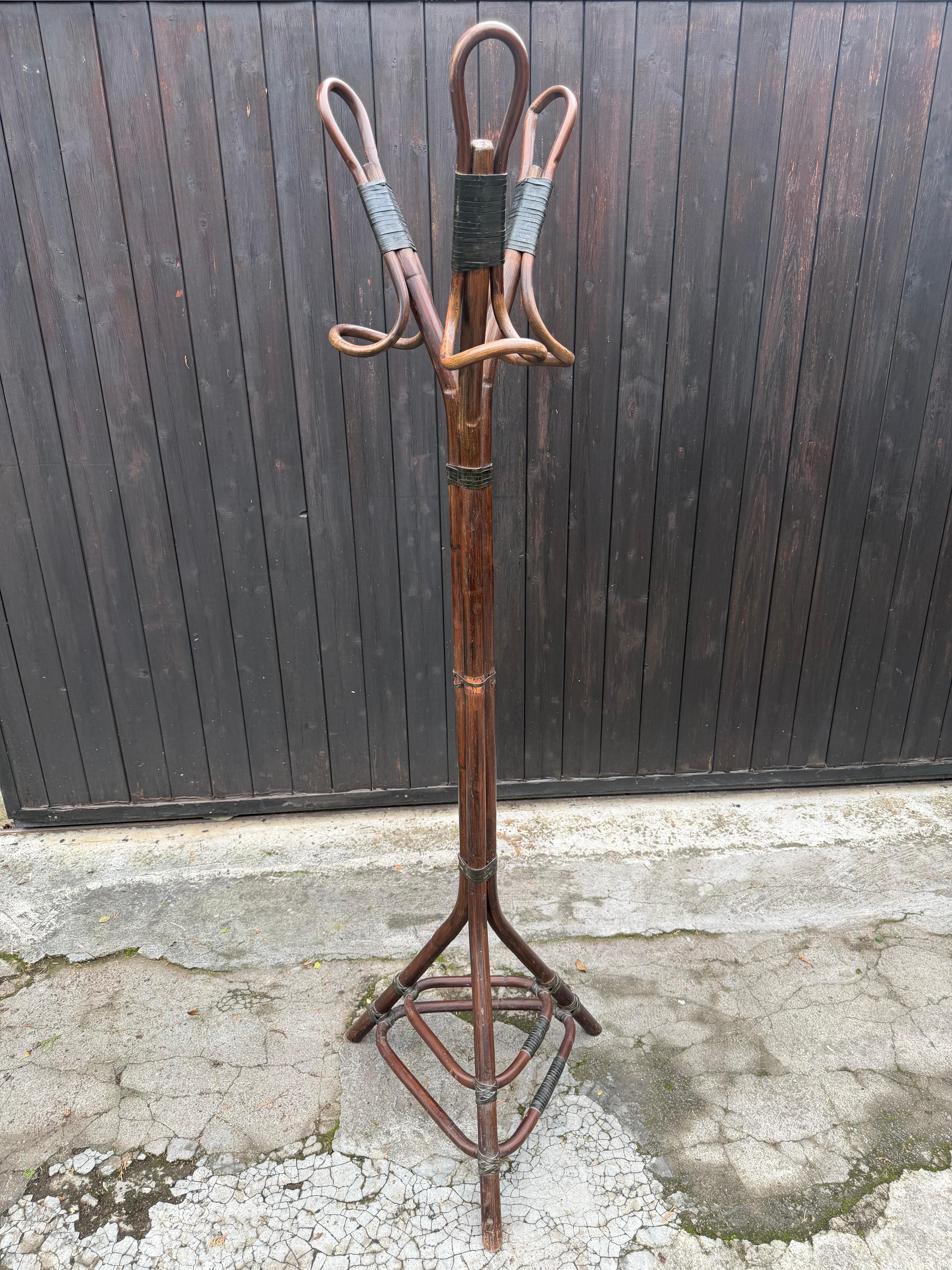 Perchero de bambú y cuero de mediados de siglo, años 60 en Bueno estado para la venta en Palermo, IT