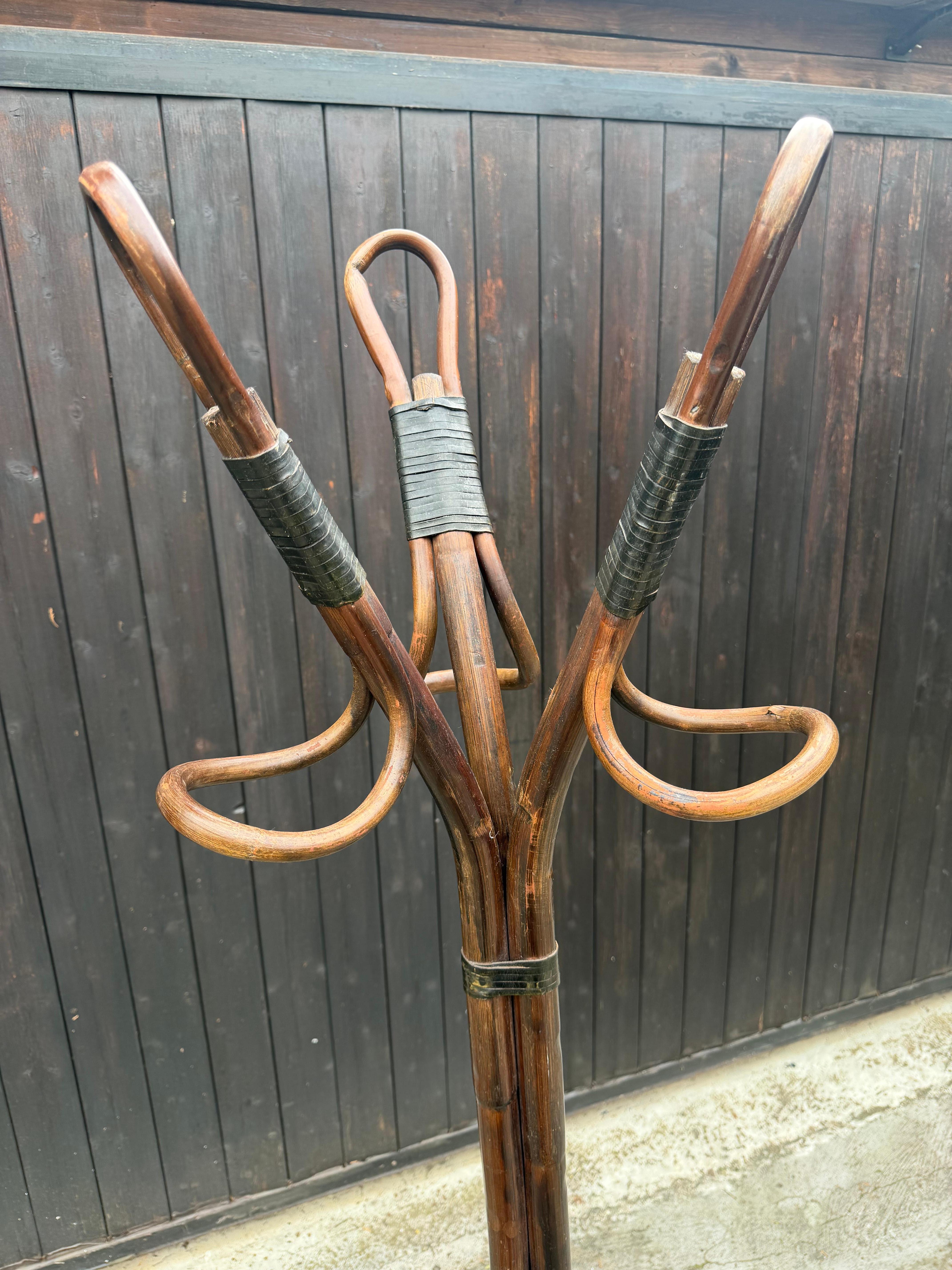 Perchero de bambú y cuero de mediados de siglo, años 60 mediados del siglo XX en venta