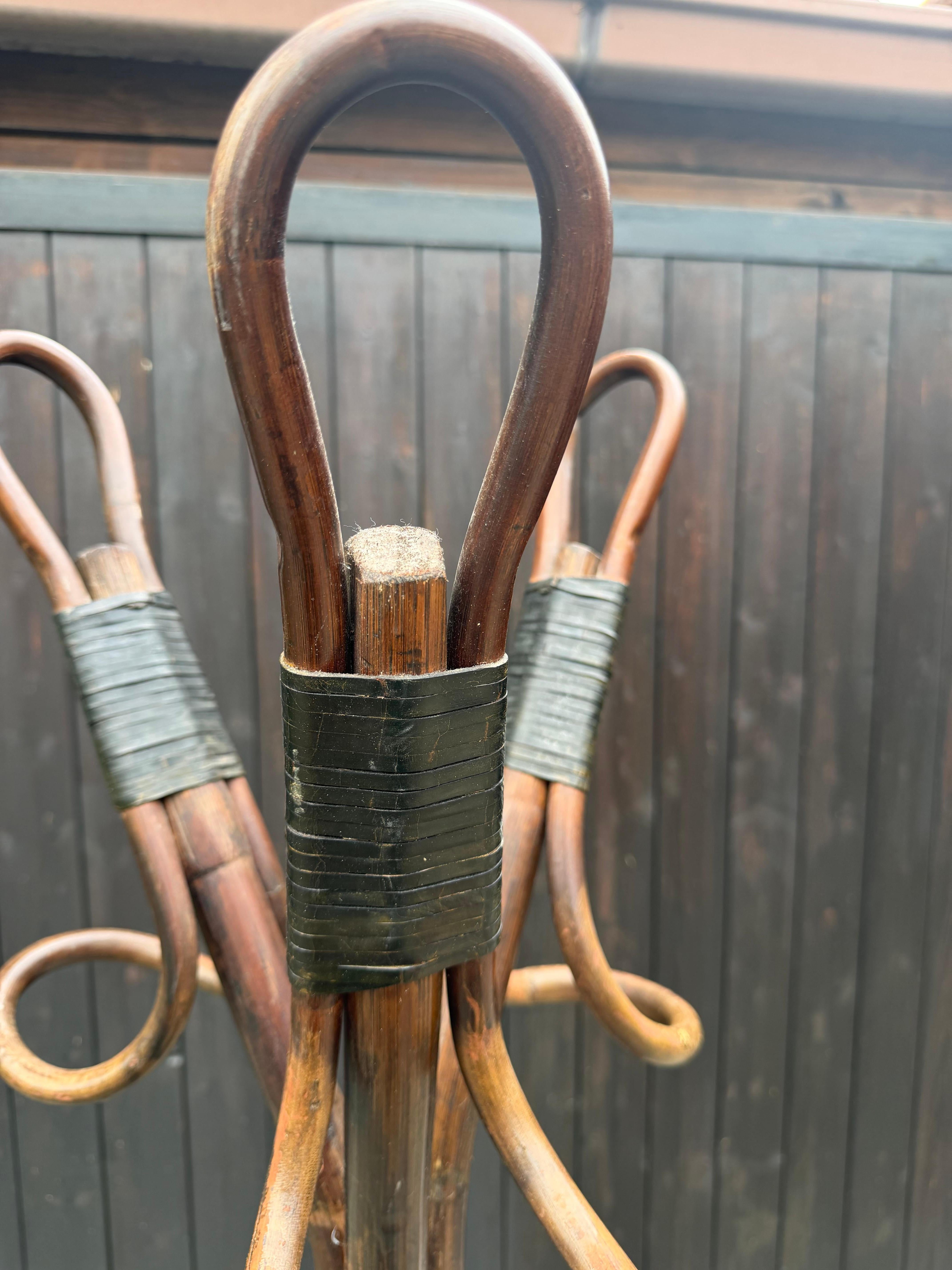 Perchero de bambú y cuero de mediados de siglo, años 60 Bambú en venta