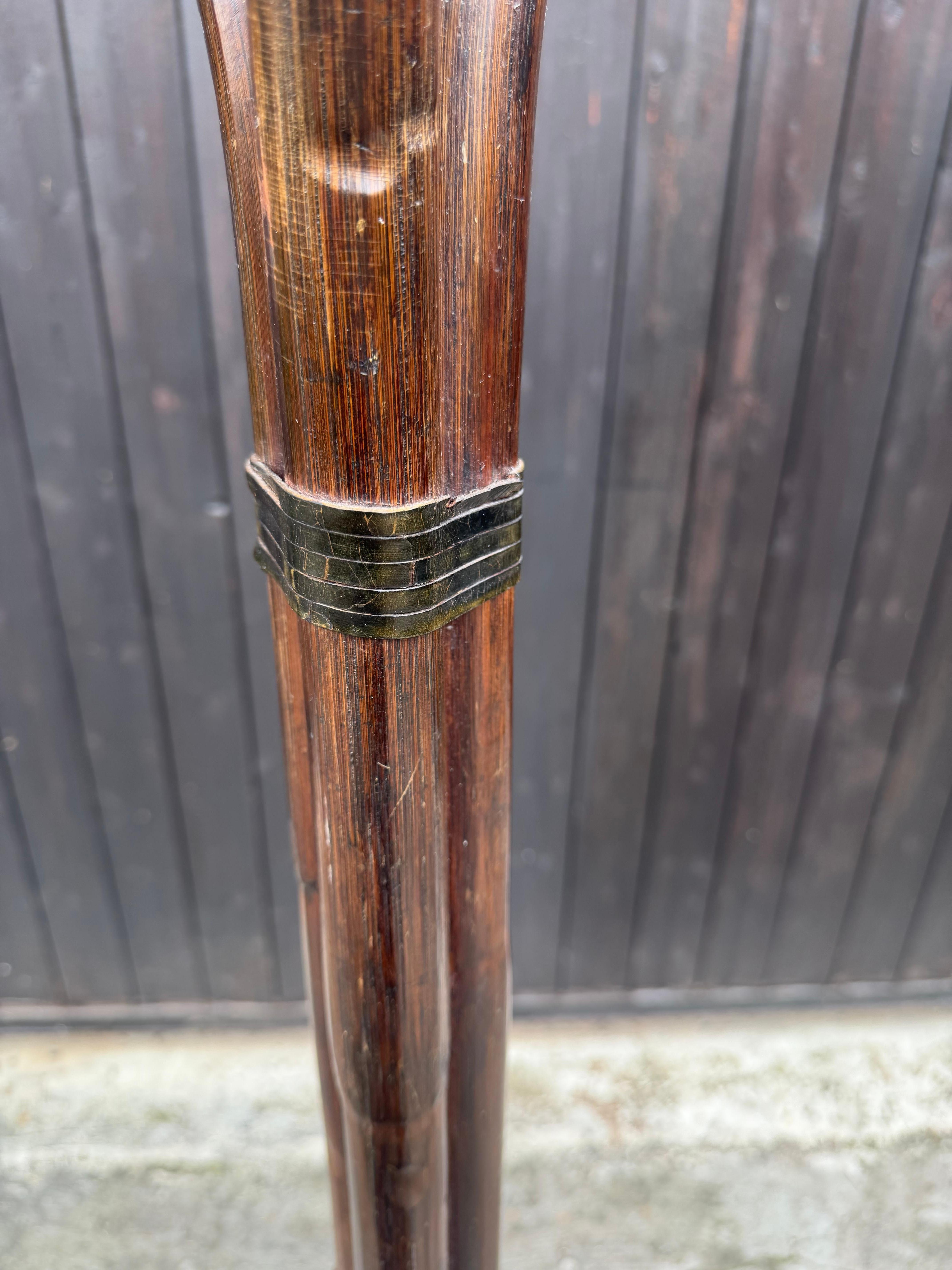 Perchero de bambú y cuero de mediados de siglo, años 60 en venta 1