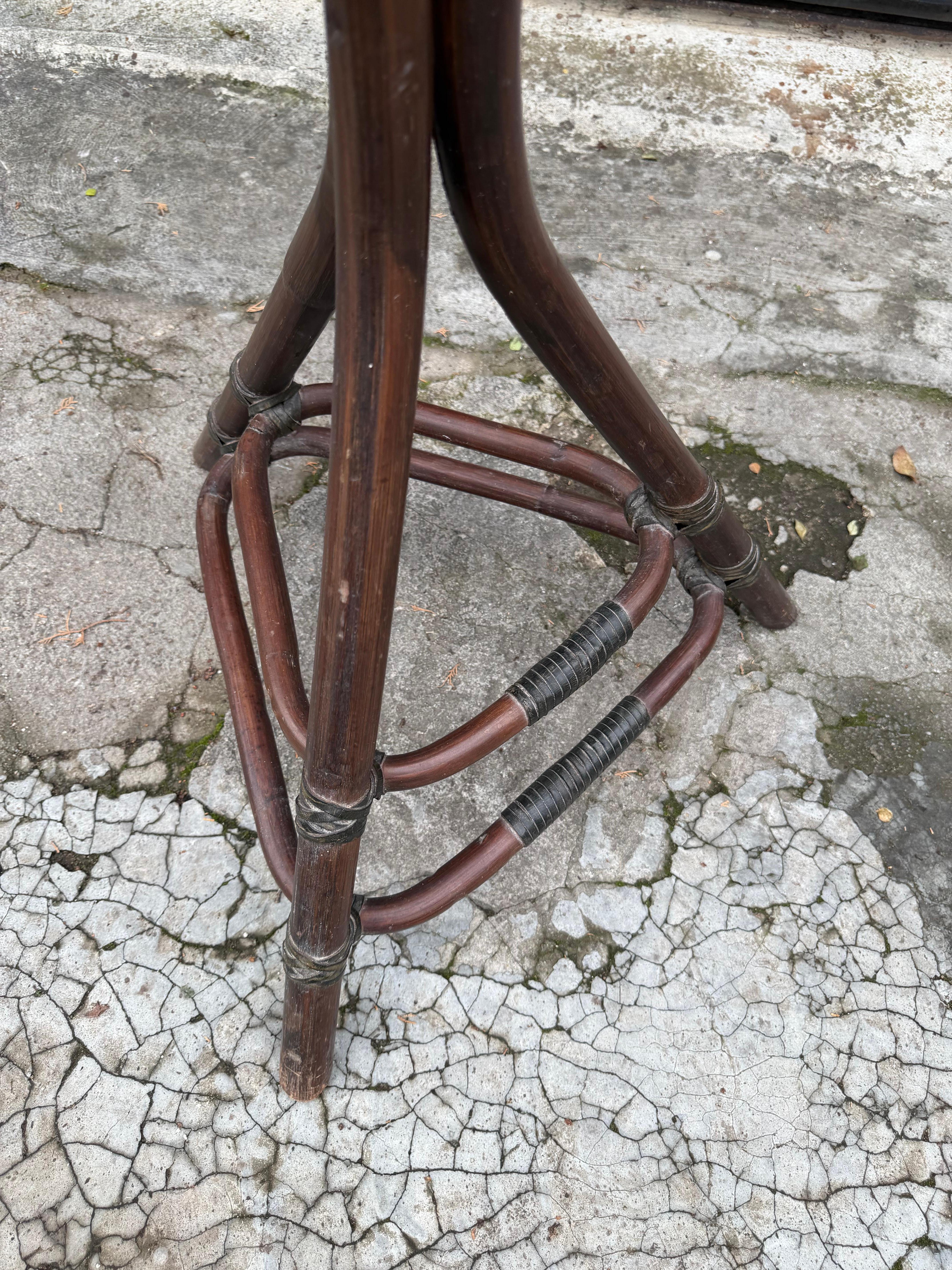 Perchero de bambú y cuero de mediados de siglo, años 60 en venta 2