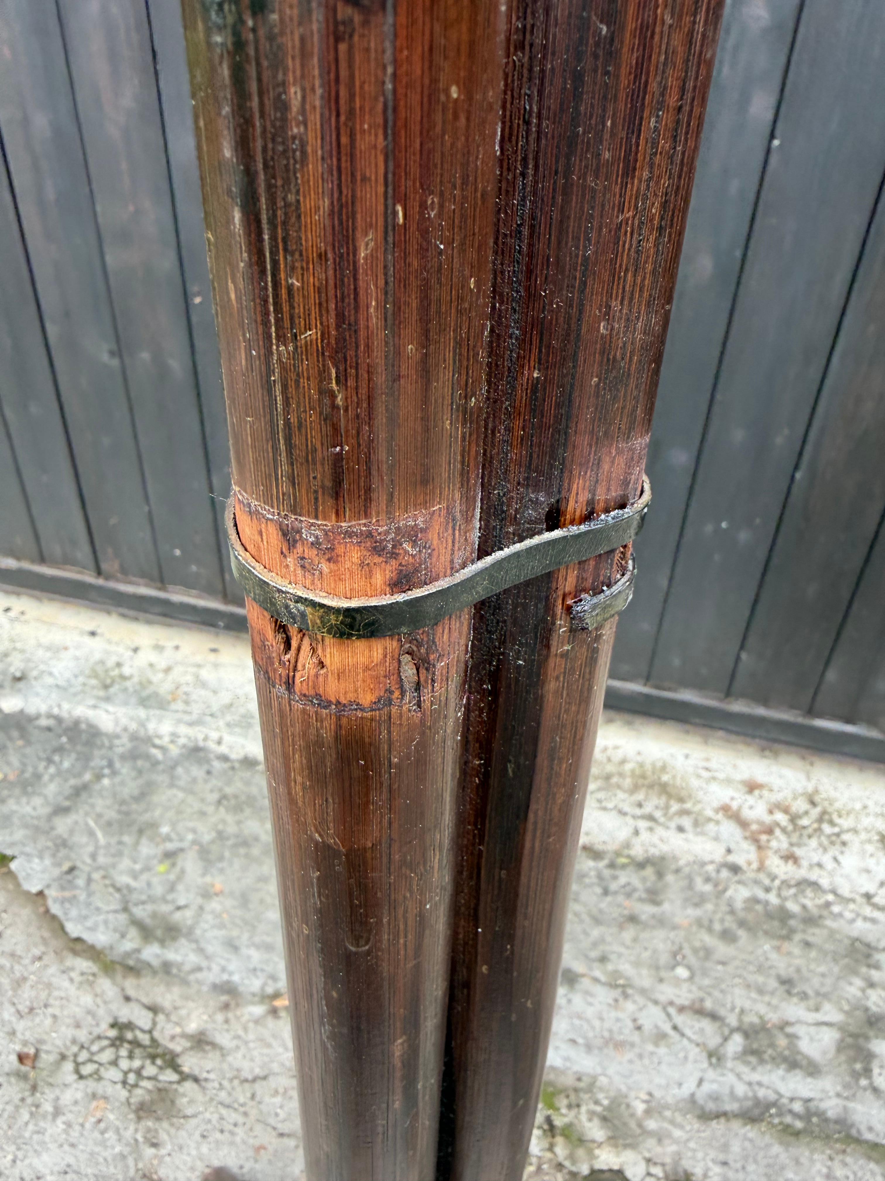 Perchero de bambú y cuero de mediados de siglo, años 60 en venta 3