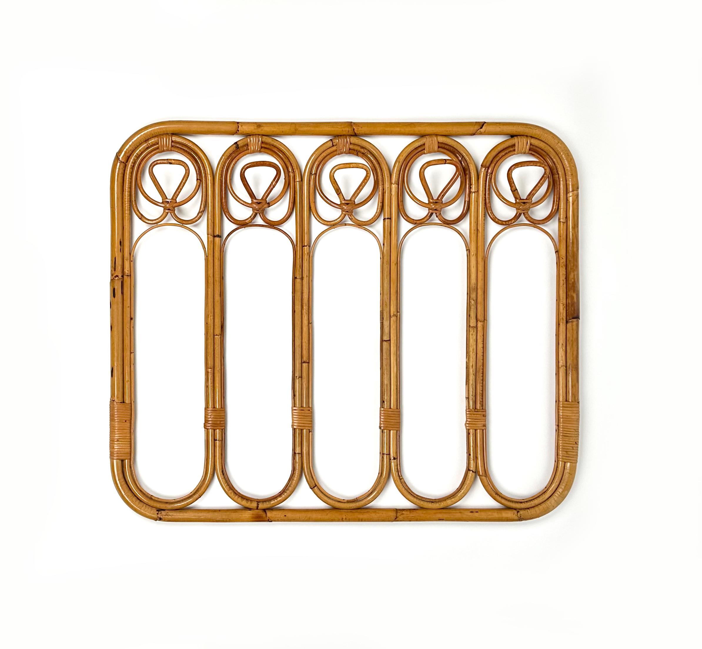 Big rectangular coat hanger with rounded corners in bamboo and rattan featuring five hooks.

Made in Italy in the 1960s.