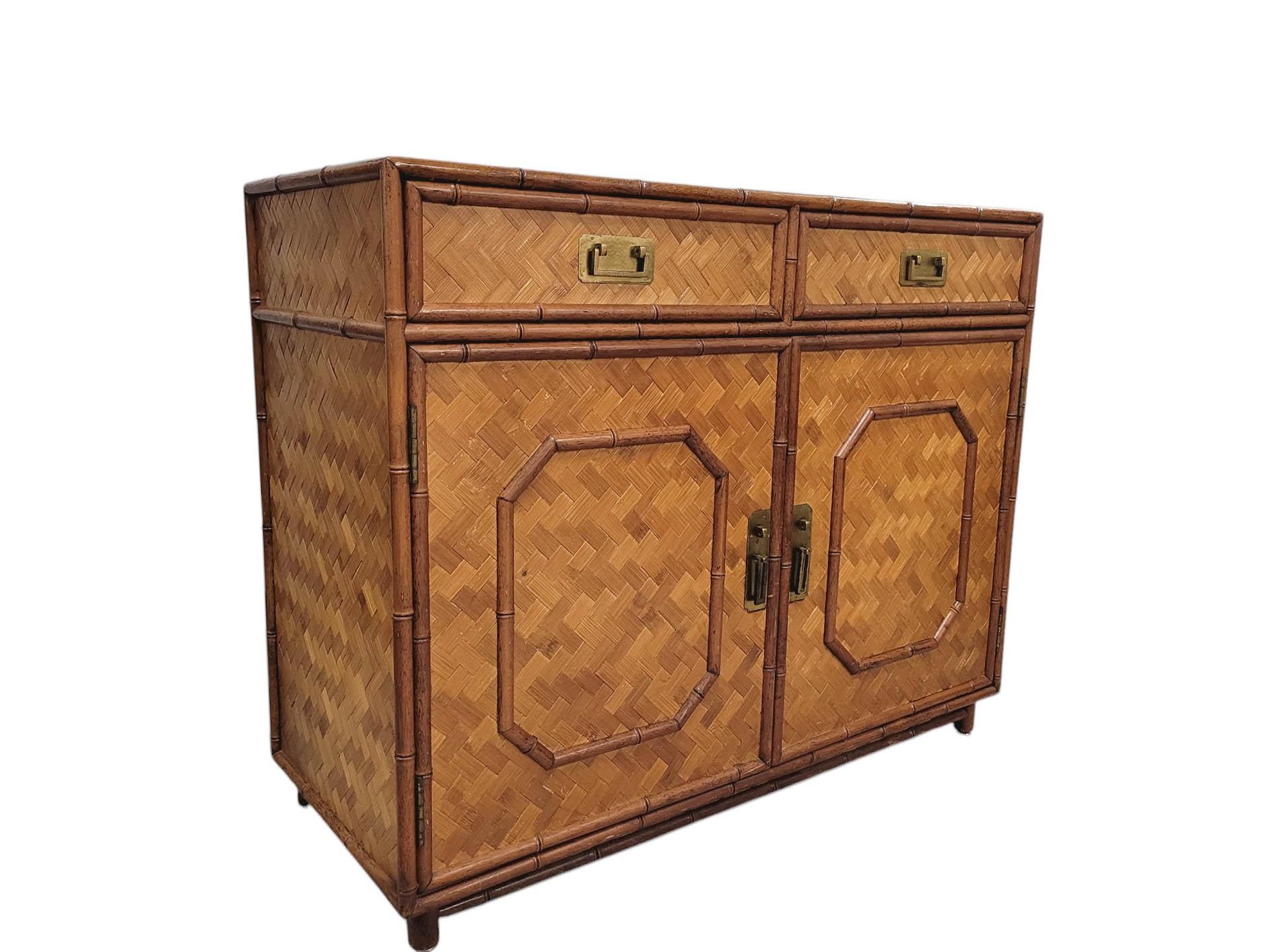 Colonial britannique Crédence / buffet en bambou et rotin du milieu du siècle en vente
