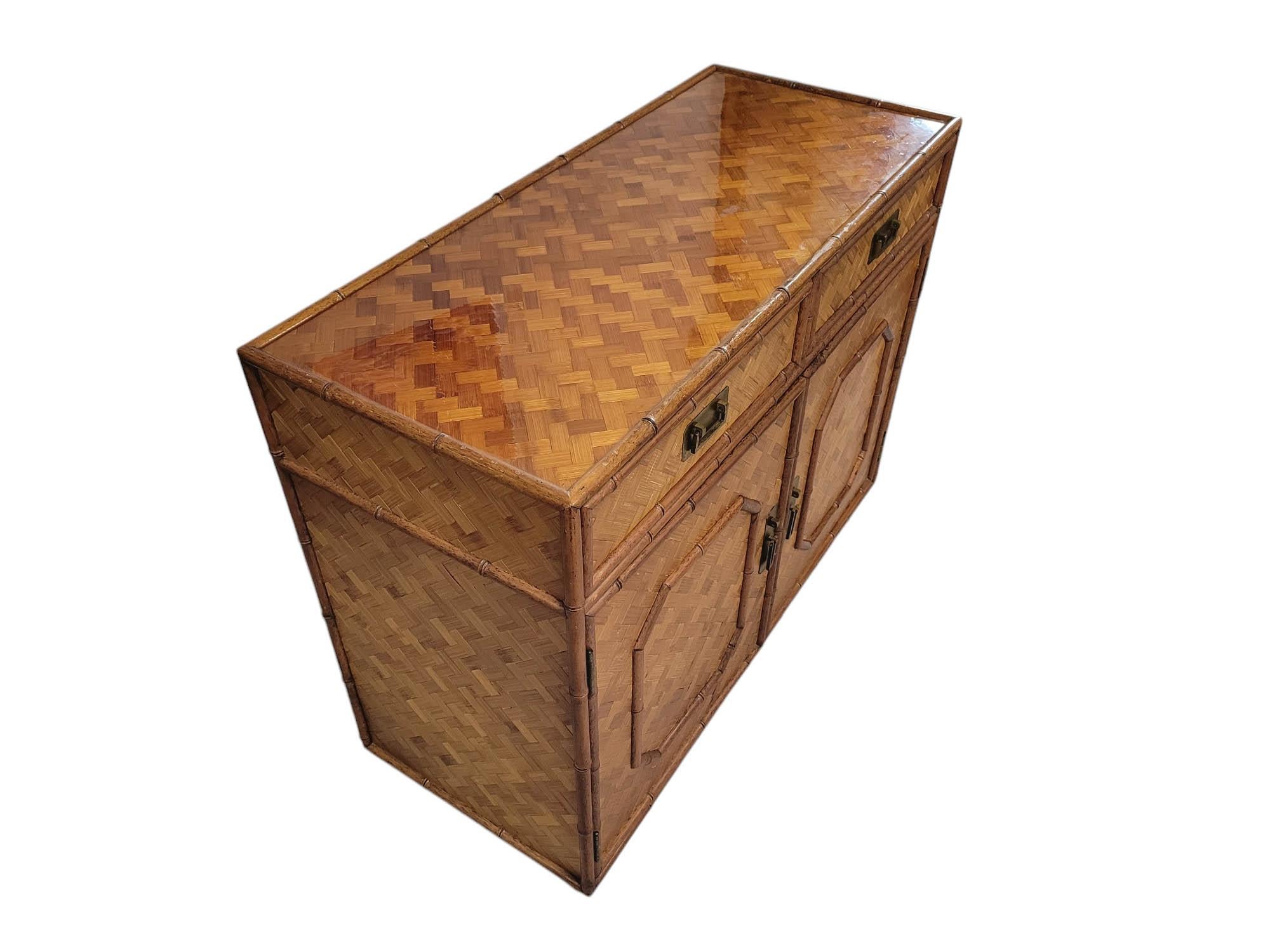 Placage Crédence / buffet en bambou et rotin du milieu du siècle en vente