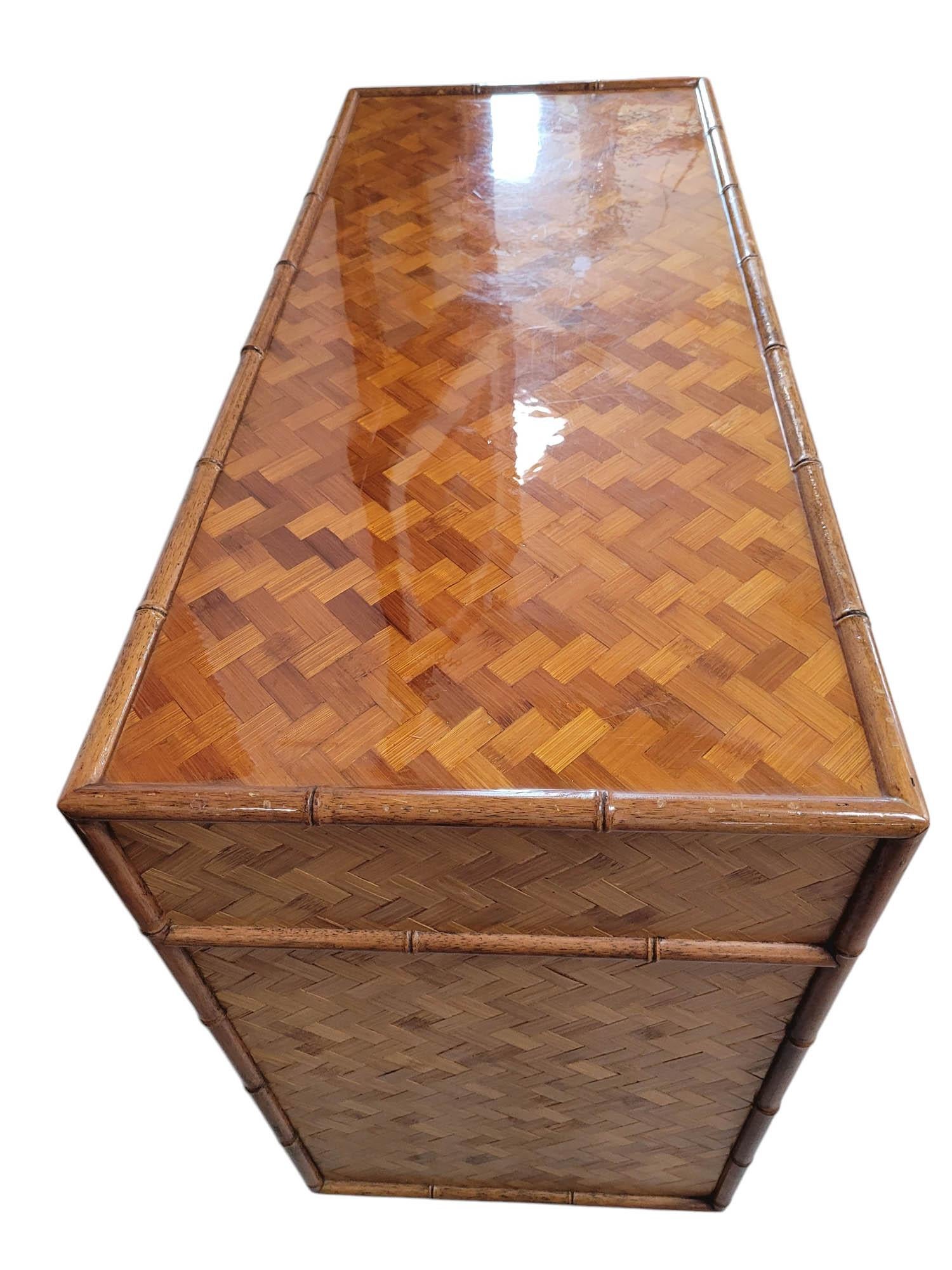Bois de feuillus Crédence / buffet en bambou et rotin du milieu du siècle en vente
