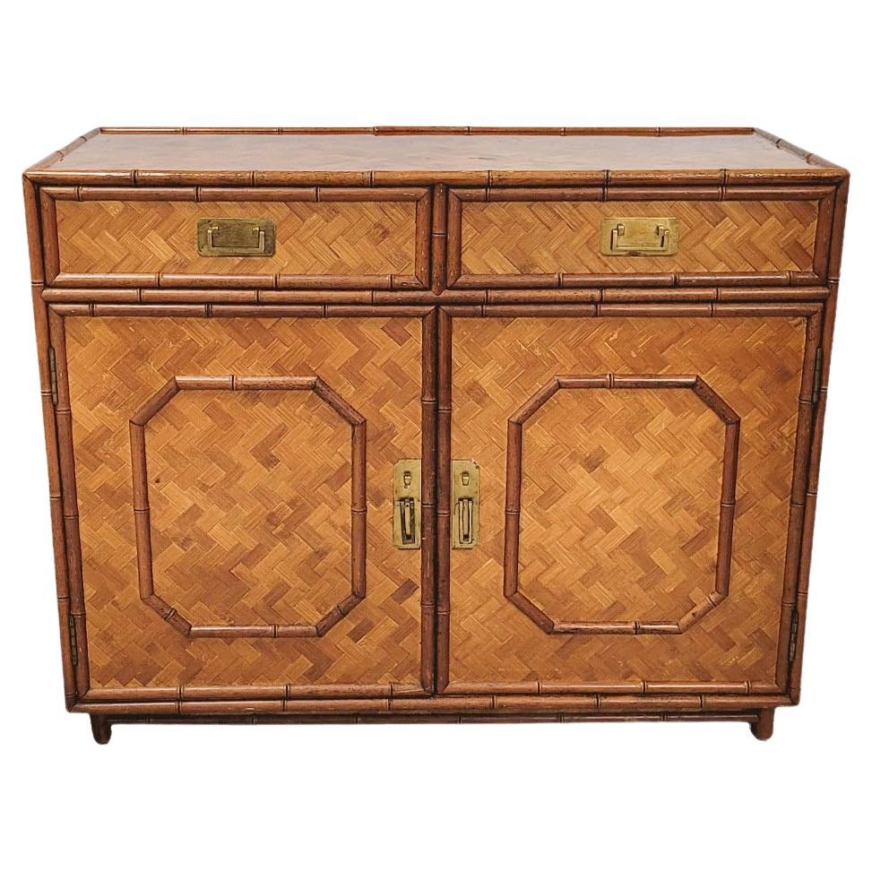 Crédence / buffet en bambou et rotin du milieu du siècle en vente