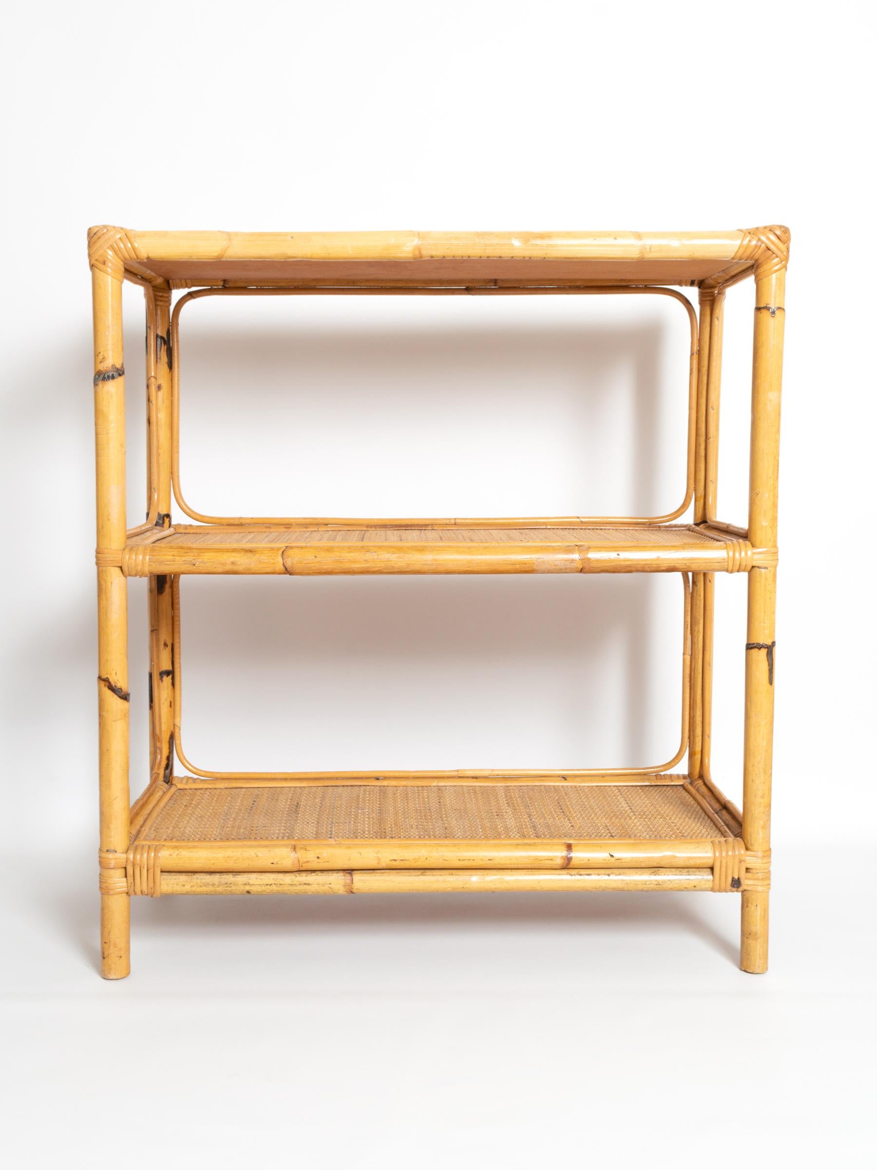 A midcentury bamboo and rattan three-tier Italian étagère (shelves) dating from the 1960s.
In very good vintage condition commensurate of age.