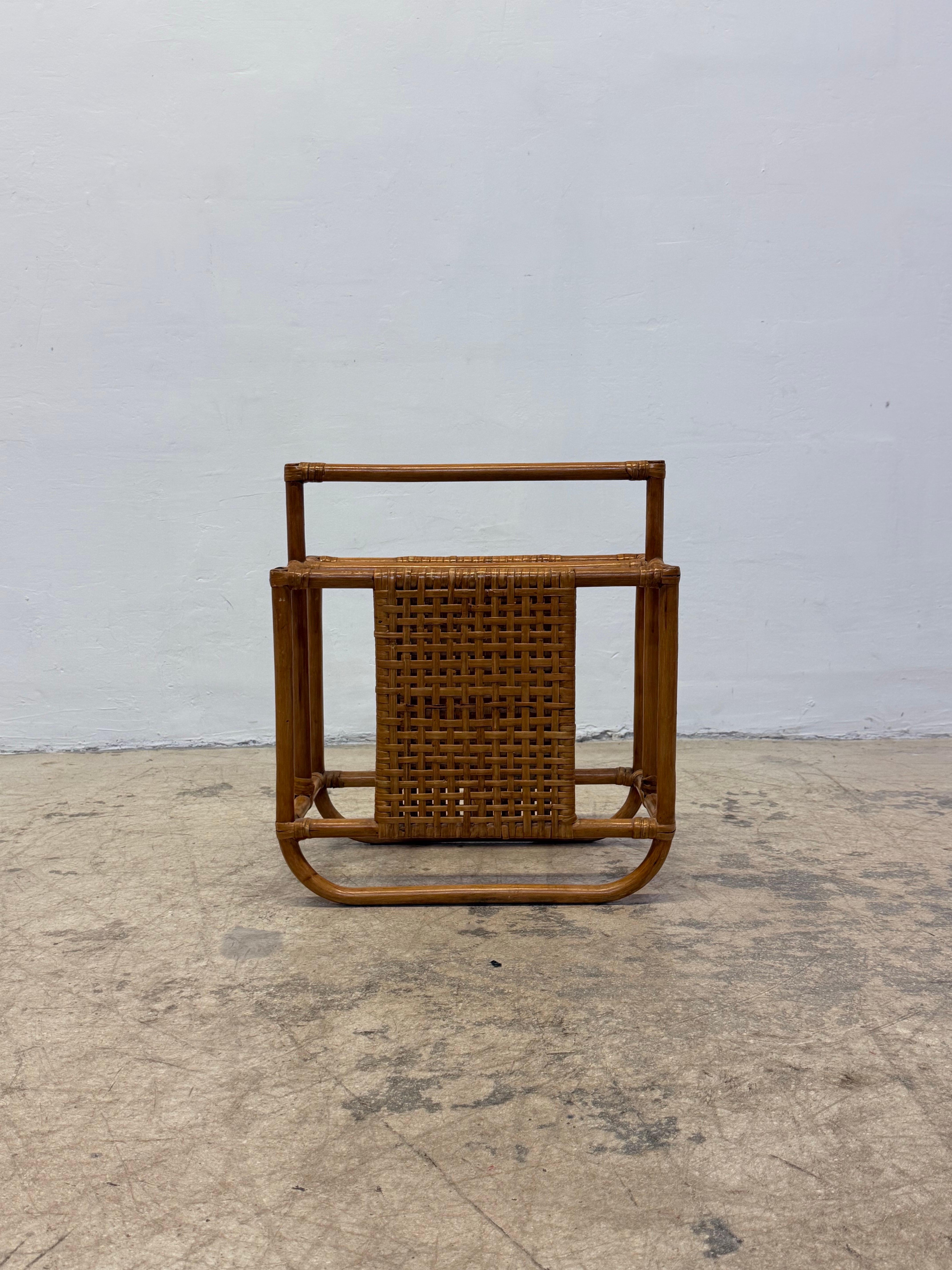Inconnu Porte-revues en bambou et rotin du milieu du siècle, 1970 en vente