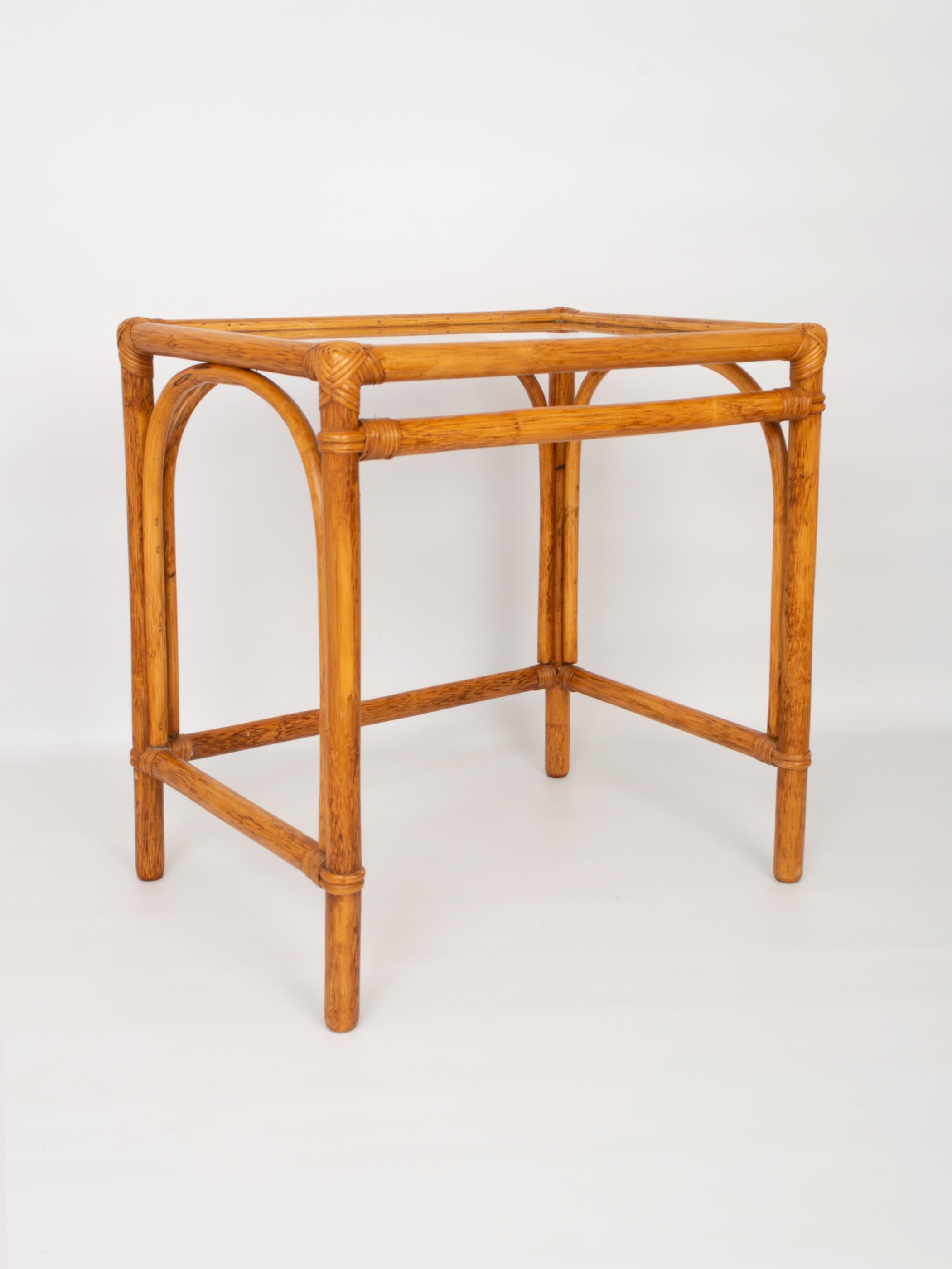 A mid century bamboo and rattan set of nesting tables, side end tables, Italy, C.1960.
With perspex table tops.
Presented in excellent vintage condition commensurate of age.

Measures: H: 60/50/39
W: 57/50/42
D: 43/37/32.