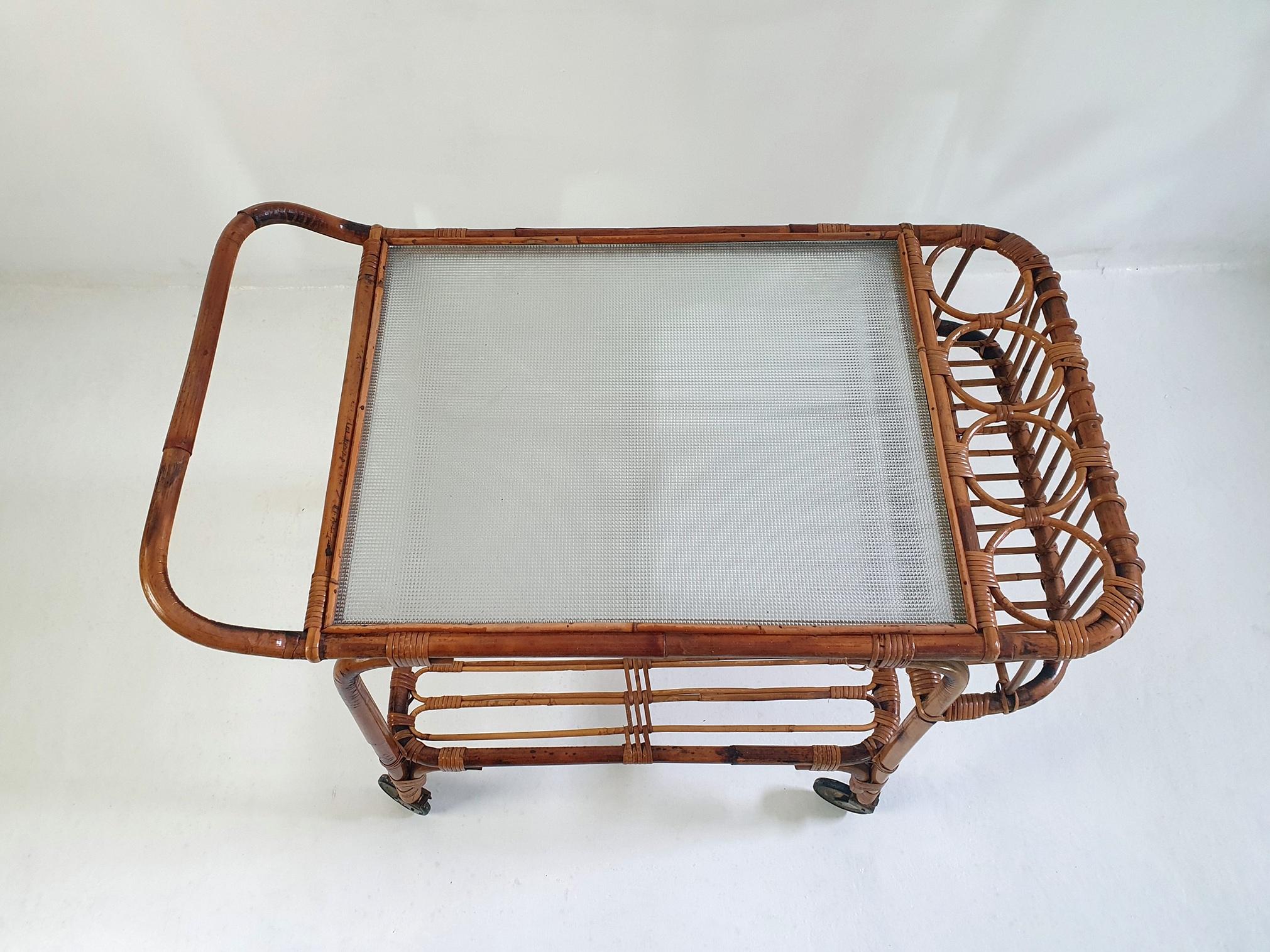 Mid-Century Modern Chariot de bar du milieu du siècle en bambou et rotin, Italie, années 1950 en vente