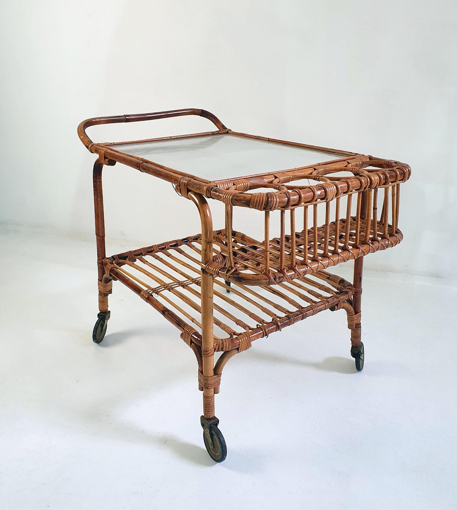 20ième siècle Chariot de bar du milieu du siècle en bambou et rotin, Italie, années 1950 en vente