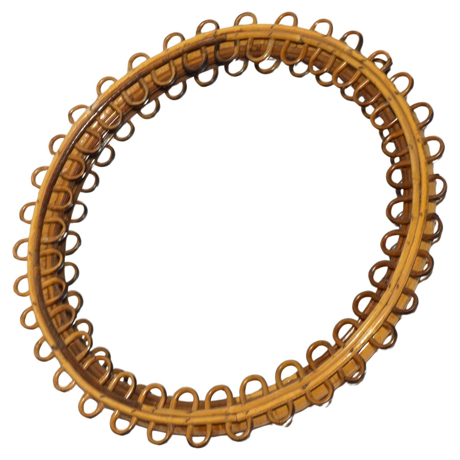 Bellissimo specchio rotondo di metà secolo realizzato in bambù curvato e nello stile / molto probabilmente del designer italiano Franco Albini. 
Questo affascinante specchio in stile Costa Azzurra è stato prodotto in Italia negli anni