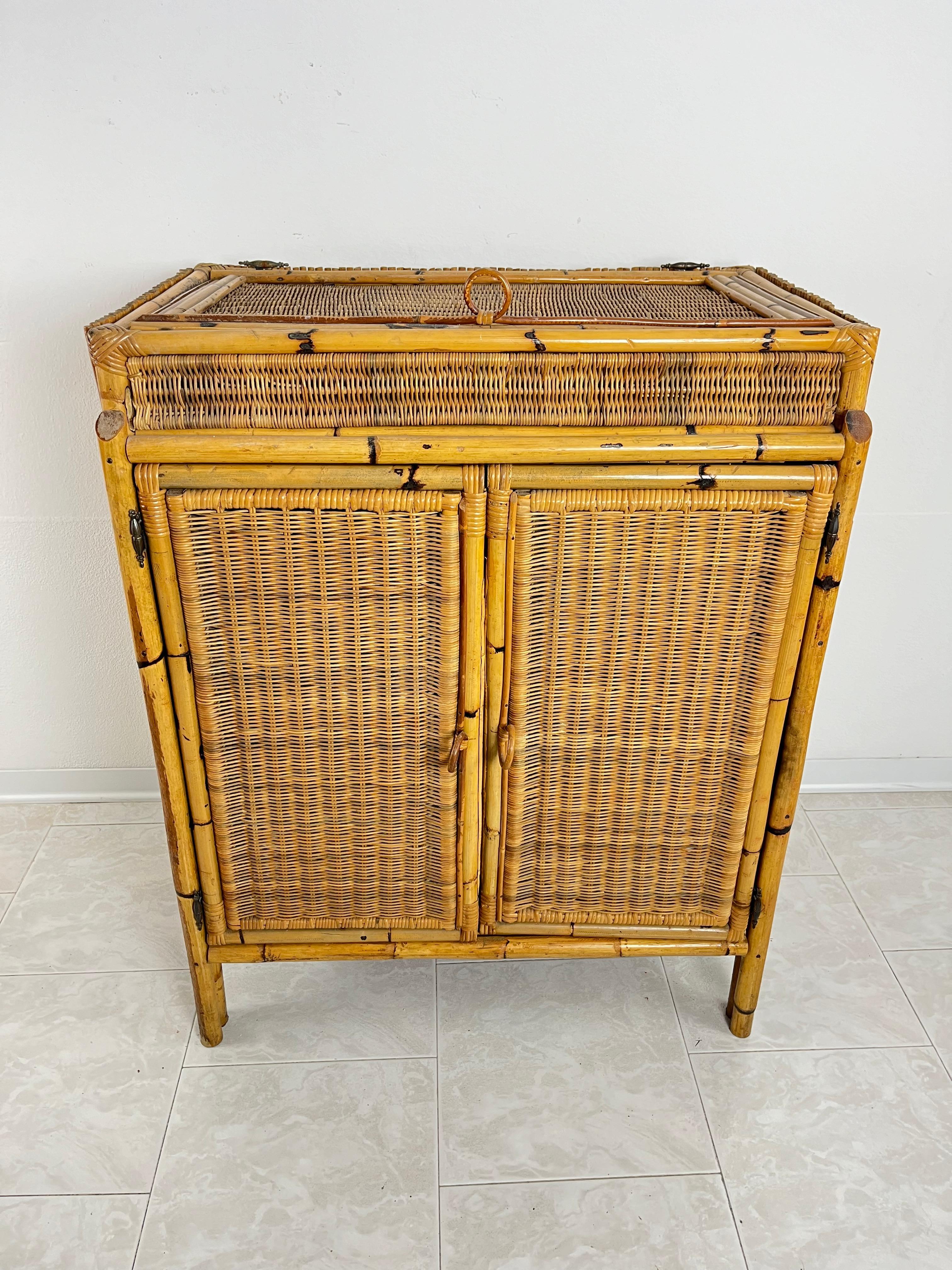 Mid-Century bamboo and rattan sideboard Italian design 1960s attributed to Vittorio Bonacina
Complete and in good condition.