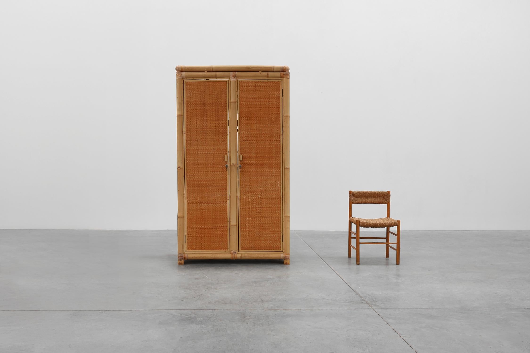 Italia / 1960 / Armadio / rattan, bambù / Metà secolo

Elegante armadio italiano in bambù bohémien a due ante progettato negli anni Sessanta. L'armadio è composto da una struttura in bambù e legno con due ante. Le porte e i pannelli laterali sono
