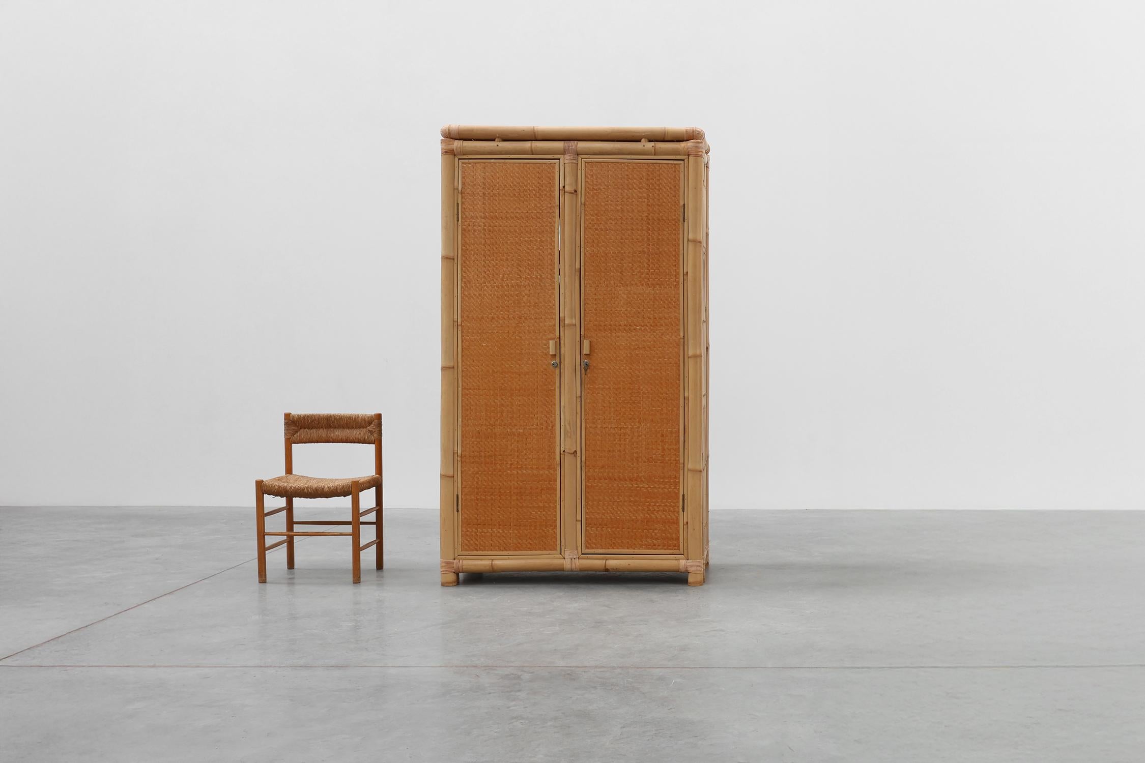 Italia / 1960 / Armadio / rattan, bambù / Metà secolo

Elegante armadio italiano in bambù bohémien a due ante progettato negli anni Sessanta. L'armadio è composto da una struttura in bambù e legno con due ante. Le porte e i pannelli laterali sono