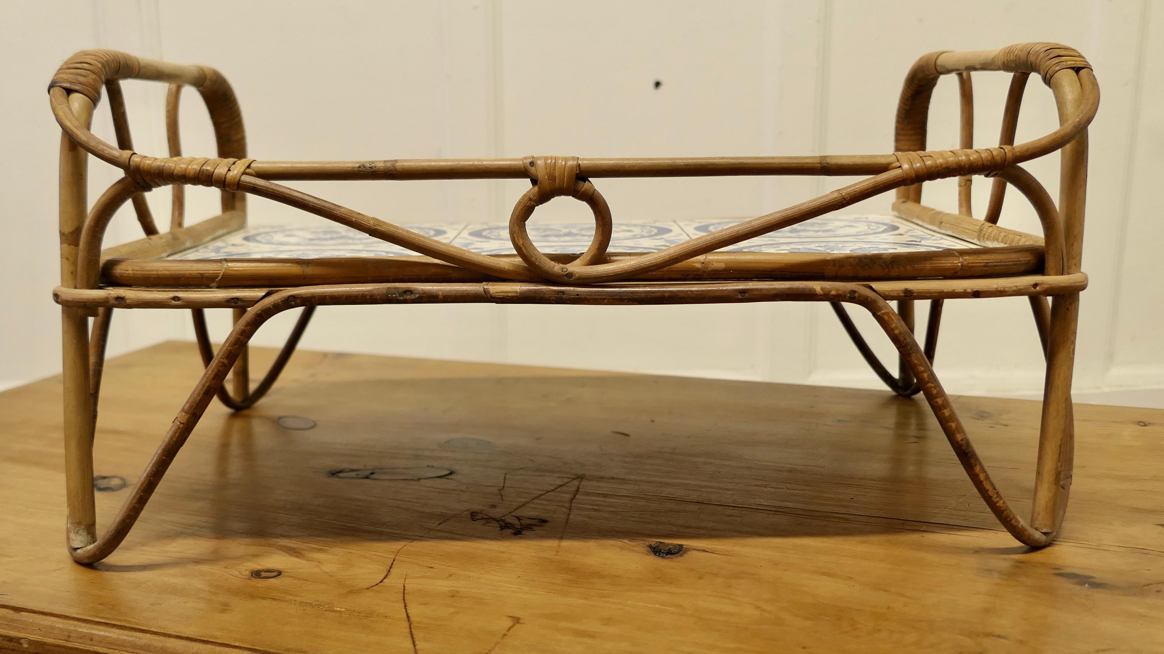 Bambus- und simuliertes Delfter Betttablett aus der Mitte des Jahrhunderts im Angebot 1