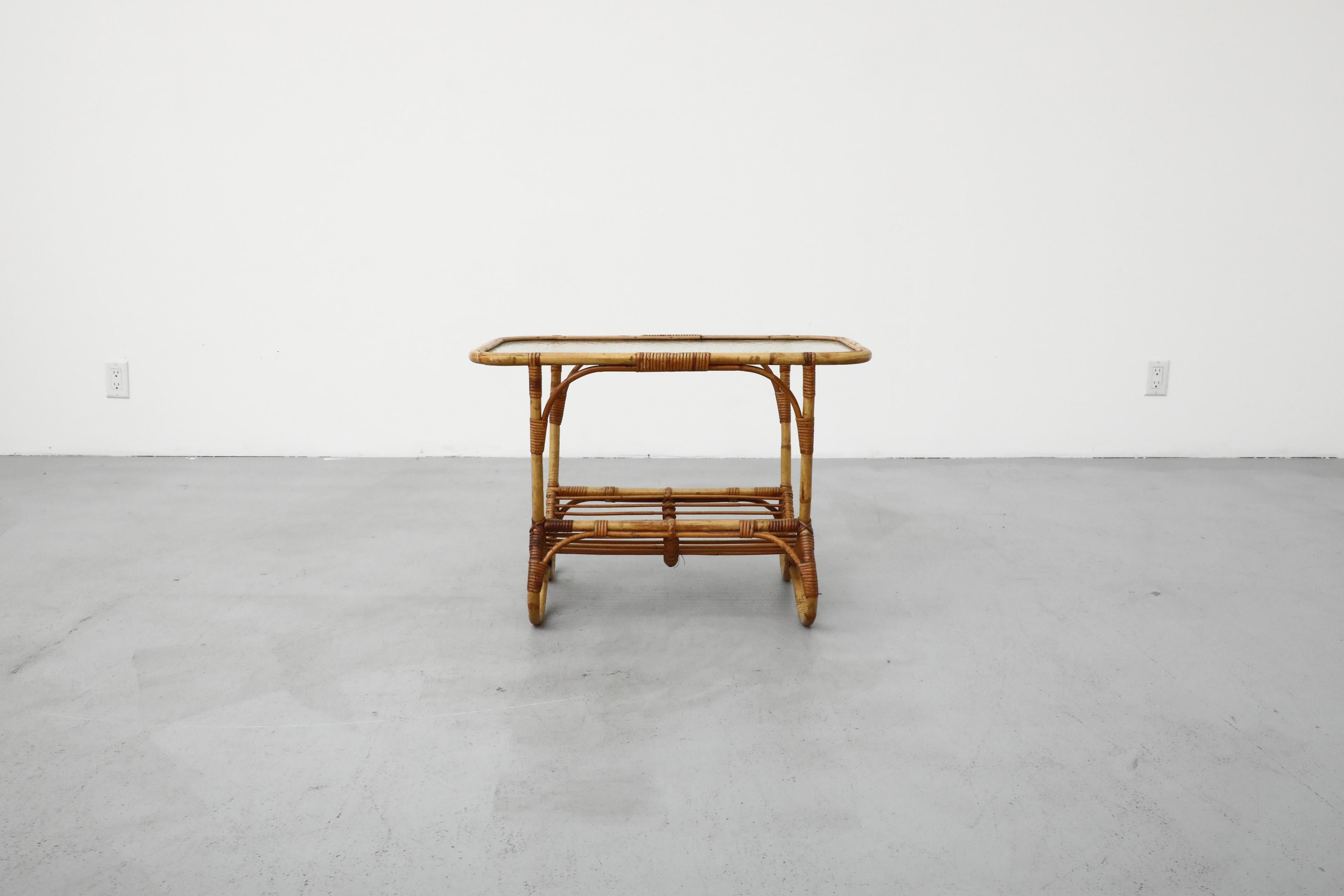 Table basse du milieu du siècle avec structure en bambou, plateau en verre texturé et étagère inférieure incurvée ou panier. Conçu par Dirk van Sliedregt pour Rohe Noordwolde. L'étagère inférieure mesure 13