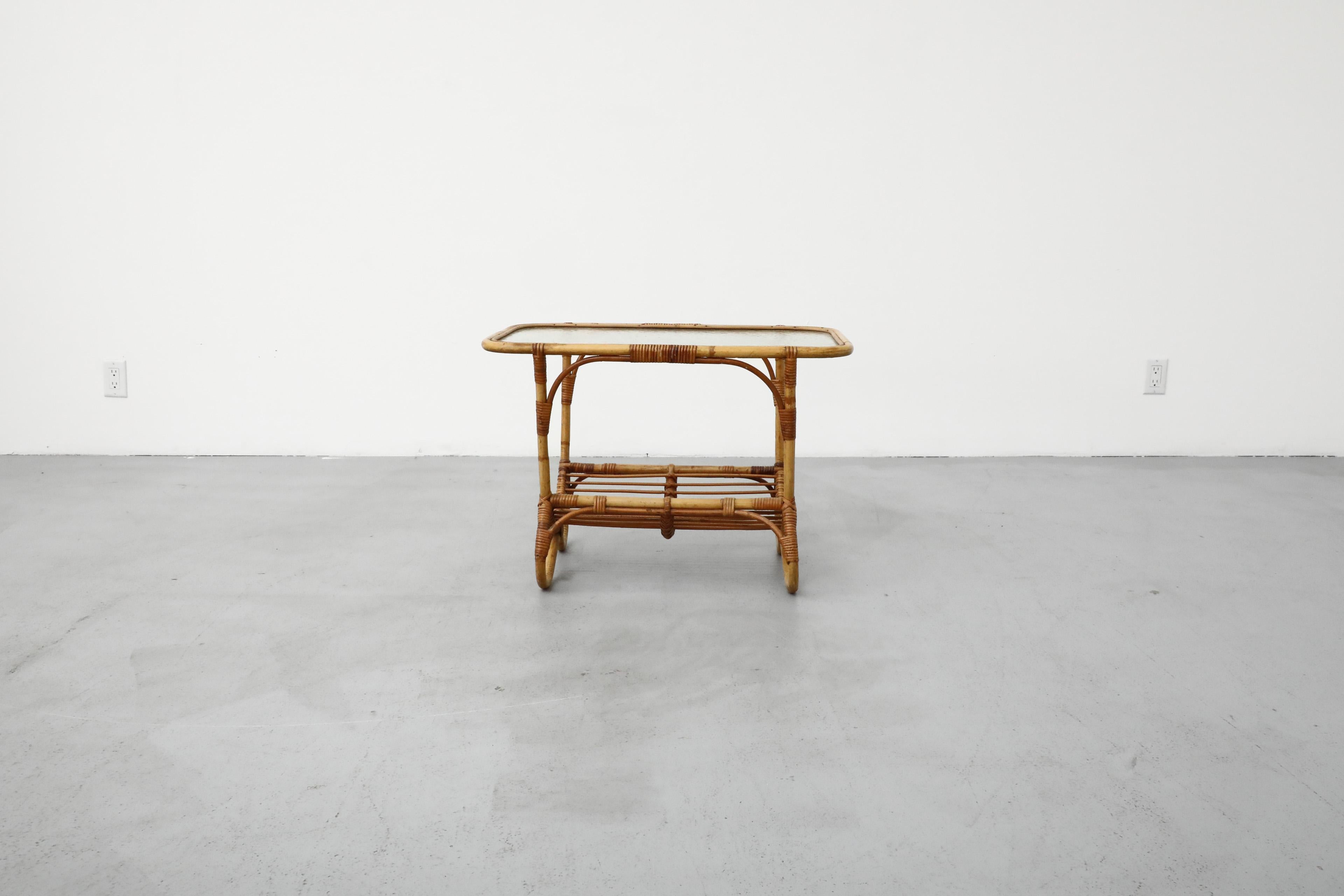 20ième siècle Table basse du milieu du siècle dernier en bambou et verre texturé de Rohe Noordwolde en vente