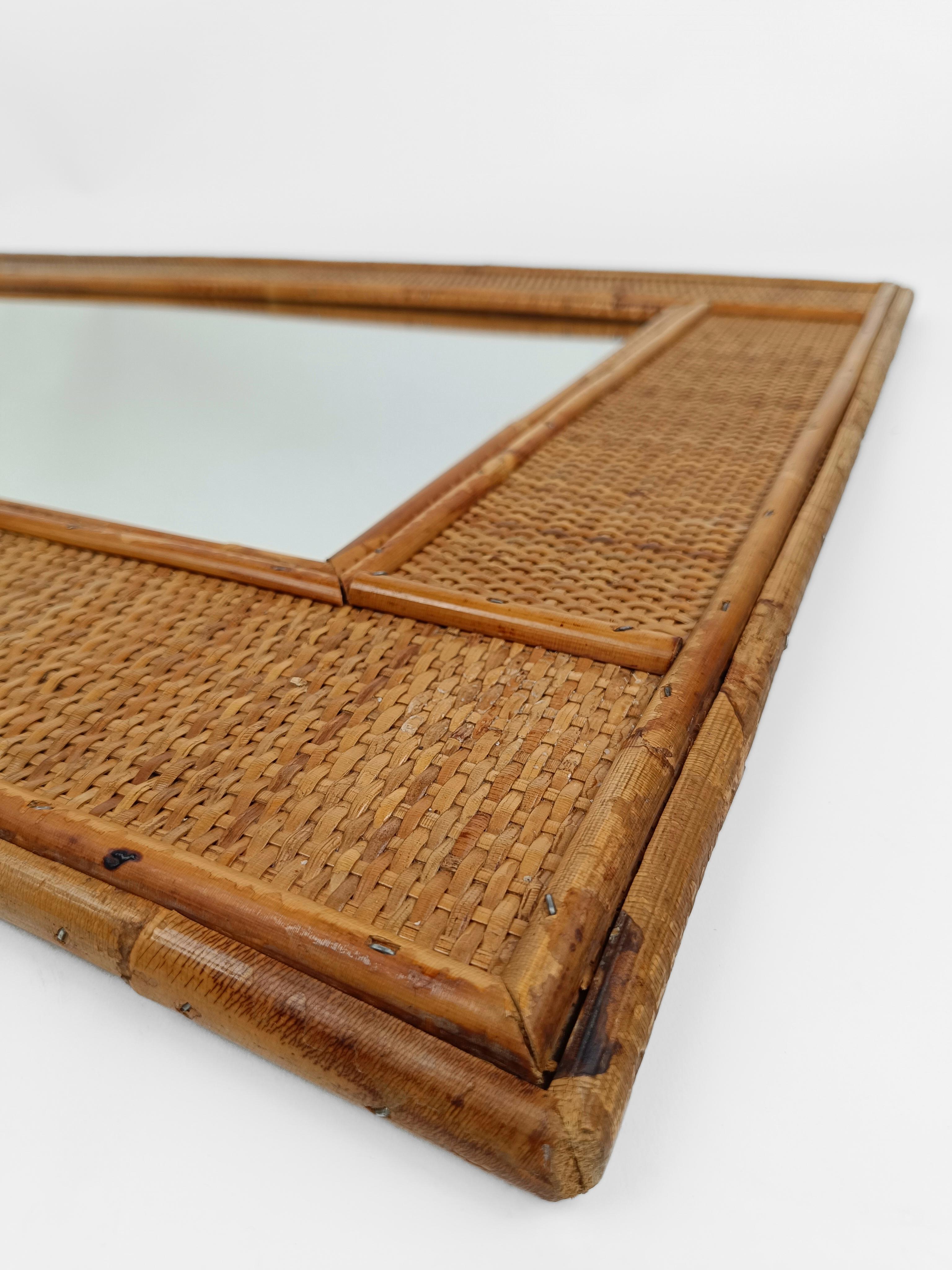 Rectangular mirror made in Italy  between the 60s and 70s.
The mirror frame is covered with a dense weave of woven straw divided into sections by thin perpendicular rushes and the color given to it by the patina of time makes it splendid.
It is a