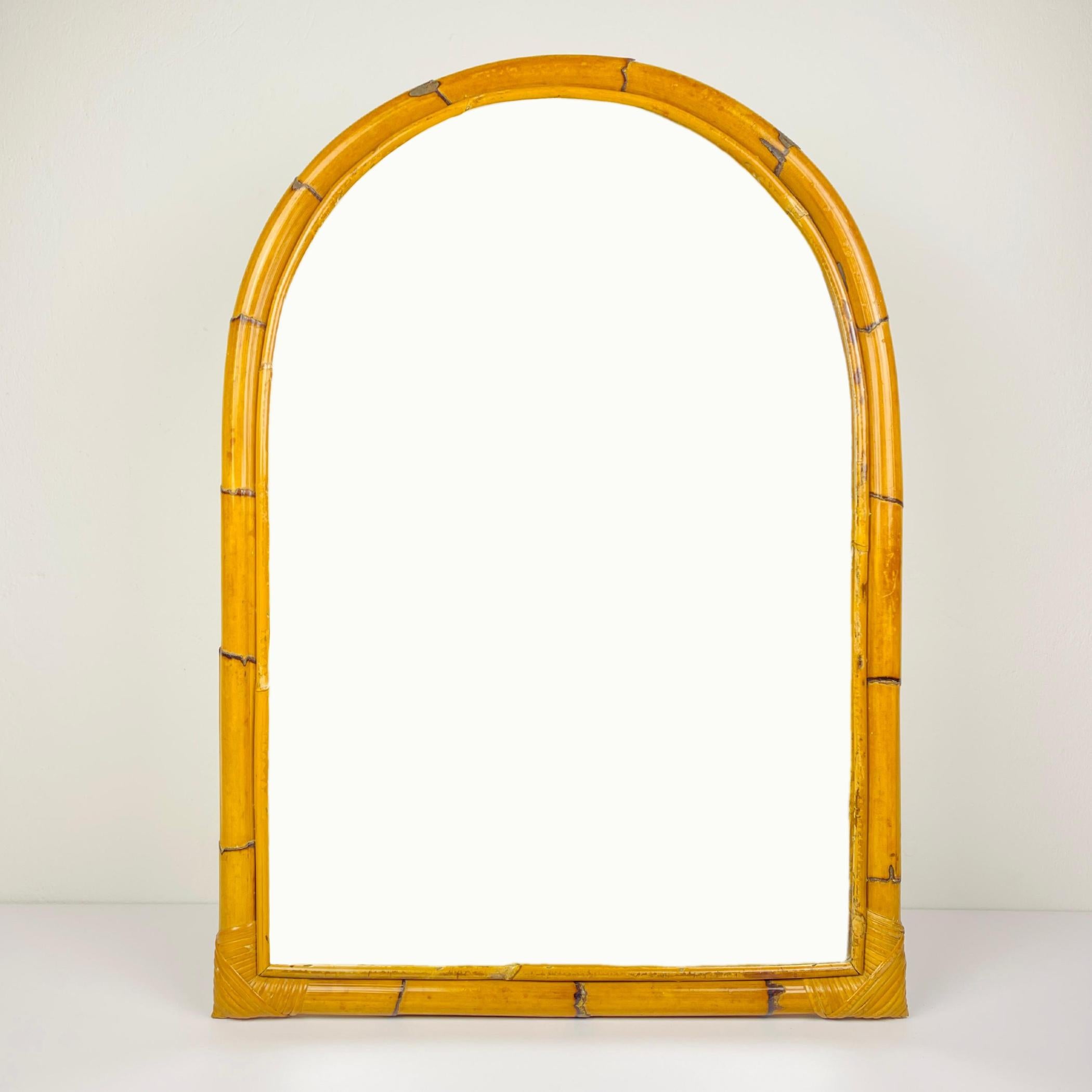 Mid-century bamboo arch wall mirror made in Italy in the 1960s.

The vintage mirror is in very good vintage condition, with no damage. The glass is original.

Dimensions:
Width: 58 cm / 22.83 inches
Height: 82 cm / 32.28 inches
Depth: 4 cm / 1.57