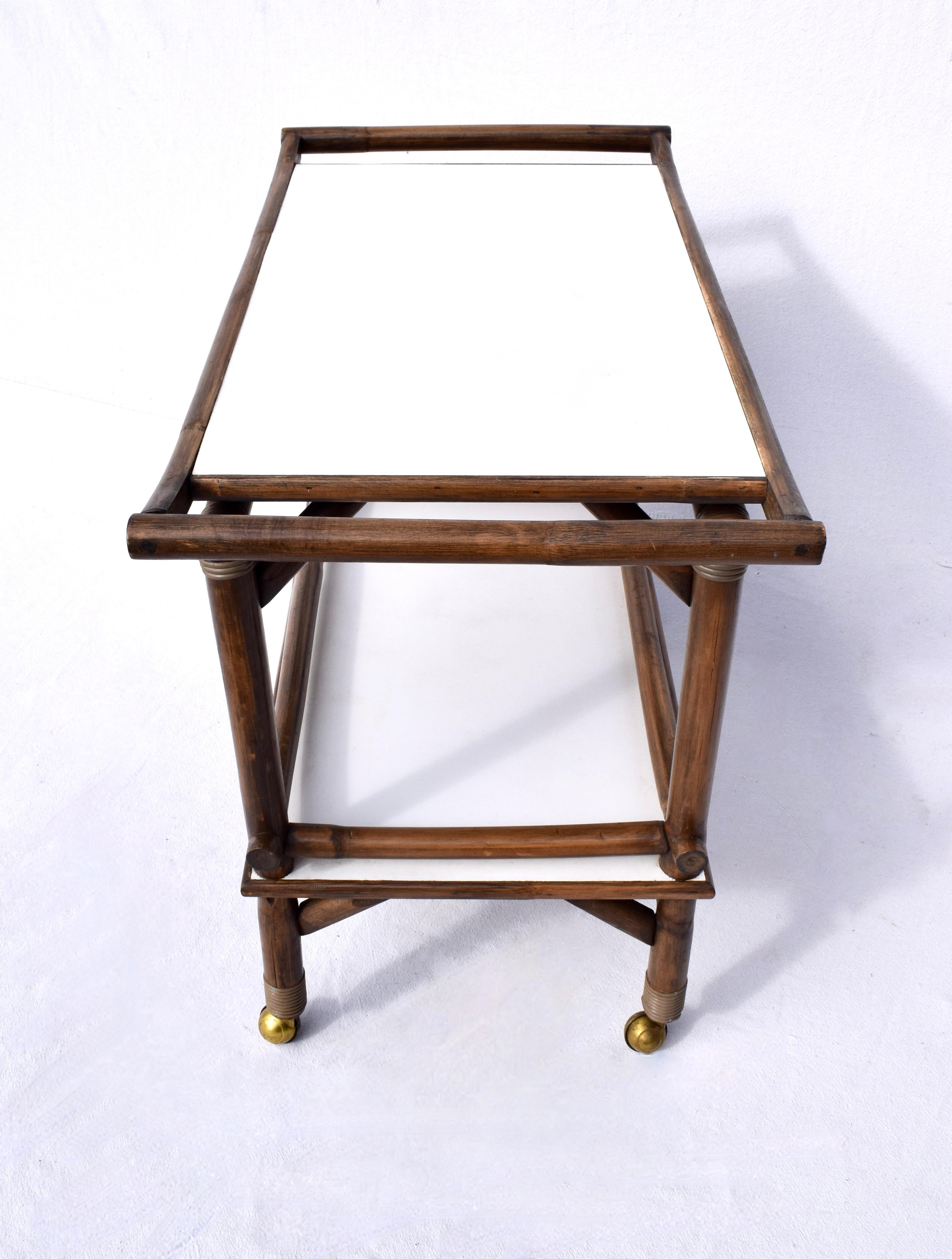 20ième siècle Chariot de bar en bambou du milieu du siècle dernier à la manière de John Wisner pour Ficks Reed en vente