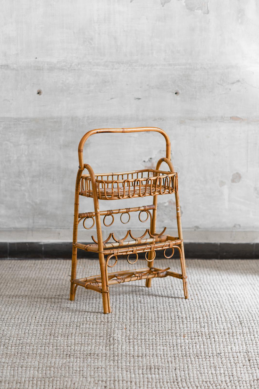 Portabottiglie in bambù di metà secolo Etagère
Dettagli del prodotto
Con ripiano e maniglia.
Dimensioni: 52 W x 66 H x 28 D cm
