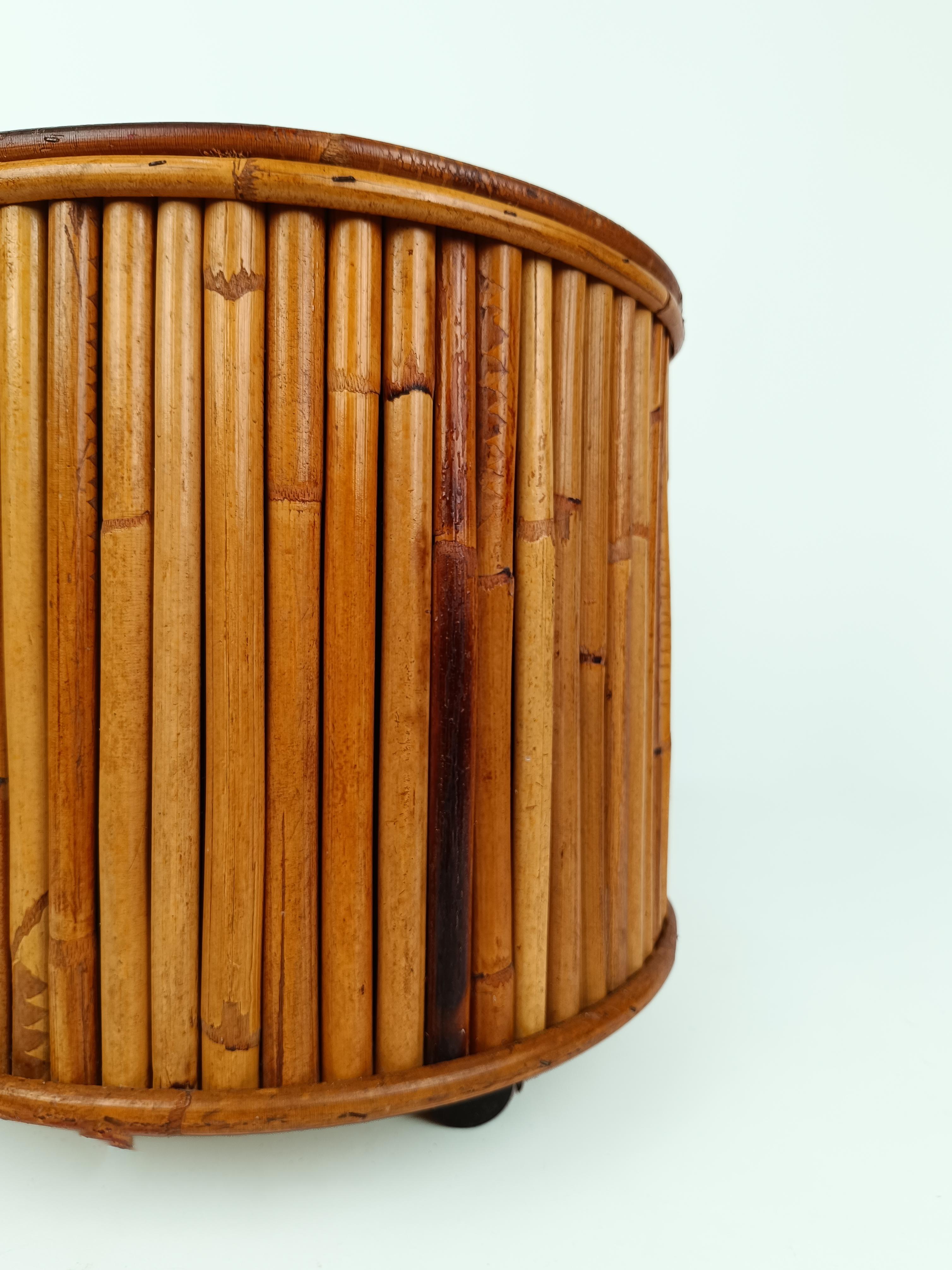 A large vintage cachepot of 40cm diameter, produced in Italy between the 60s and 70s.
Perfect for Boho Chic or Riviera style interiors, with its handmade covering of sections of bamboo canes joined together by bent rush circles.
the bamboo covering