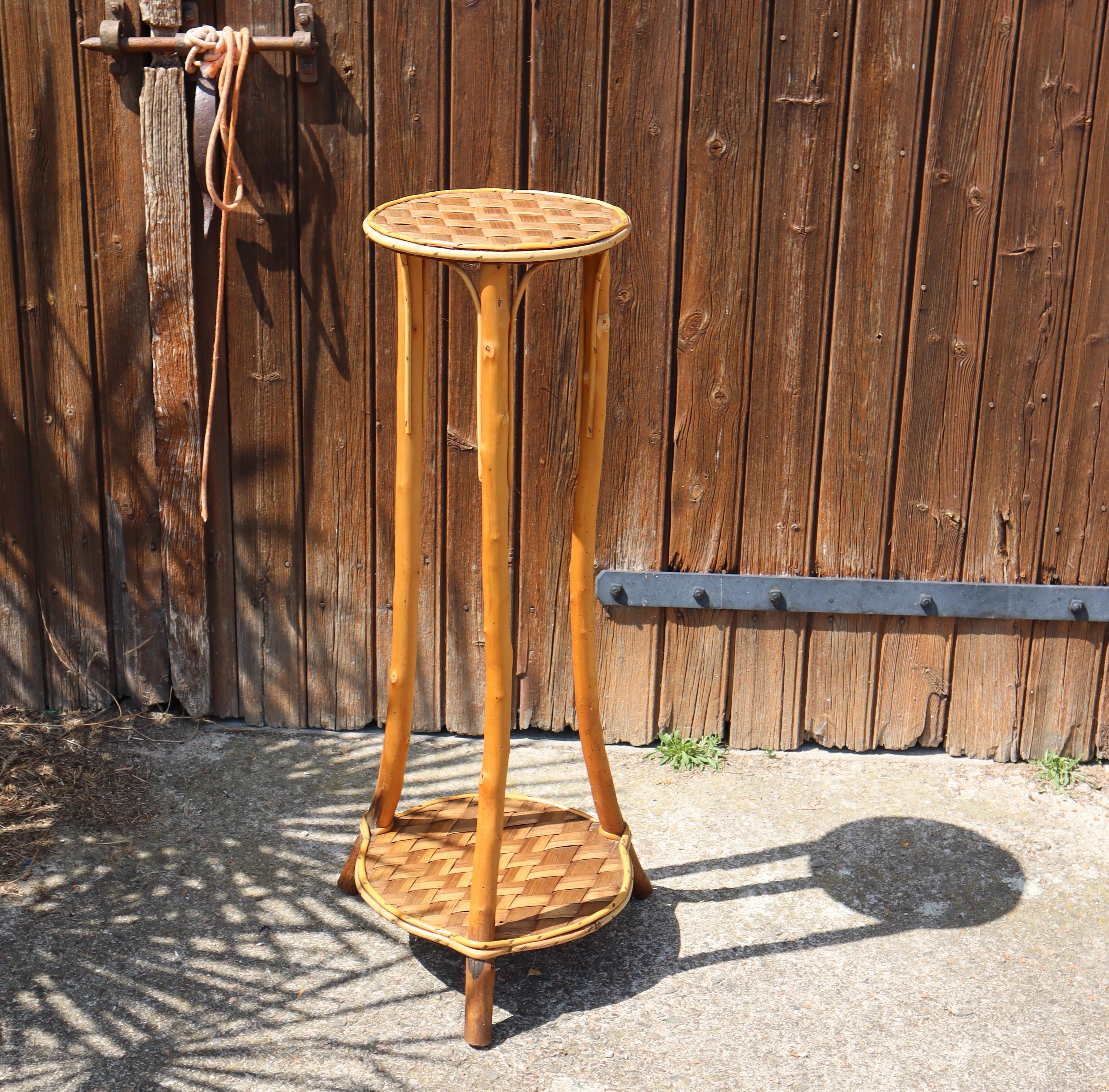 French Vintage Mid-Century Bamboo Chestnut Console - Side Table - Plant Stand from the 60s

High elegant Bamboo Console with Chestnut Wickerwork- and wooden Legs - good workmanship

Versatile and beautiful Object for your Home

nice vintage