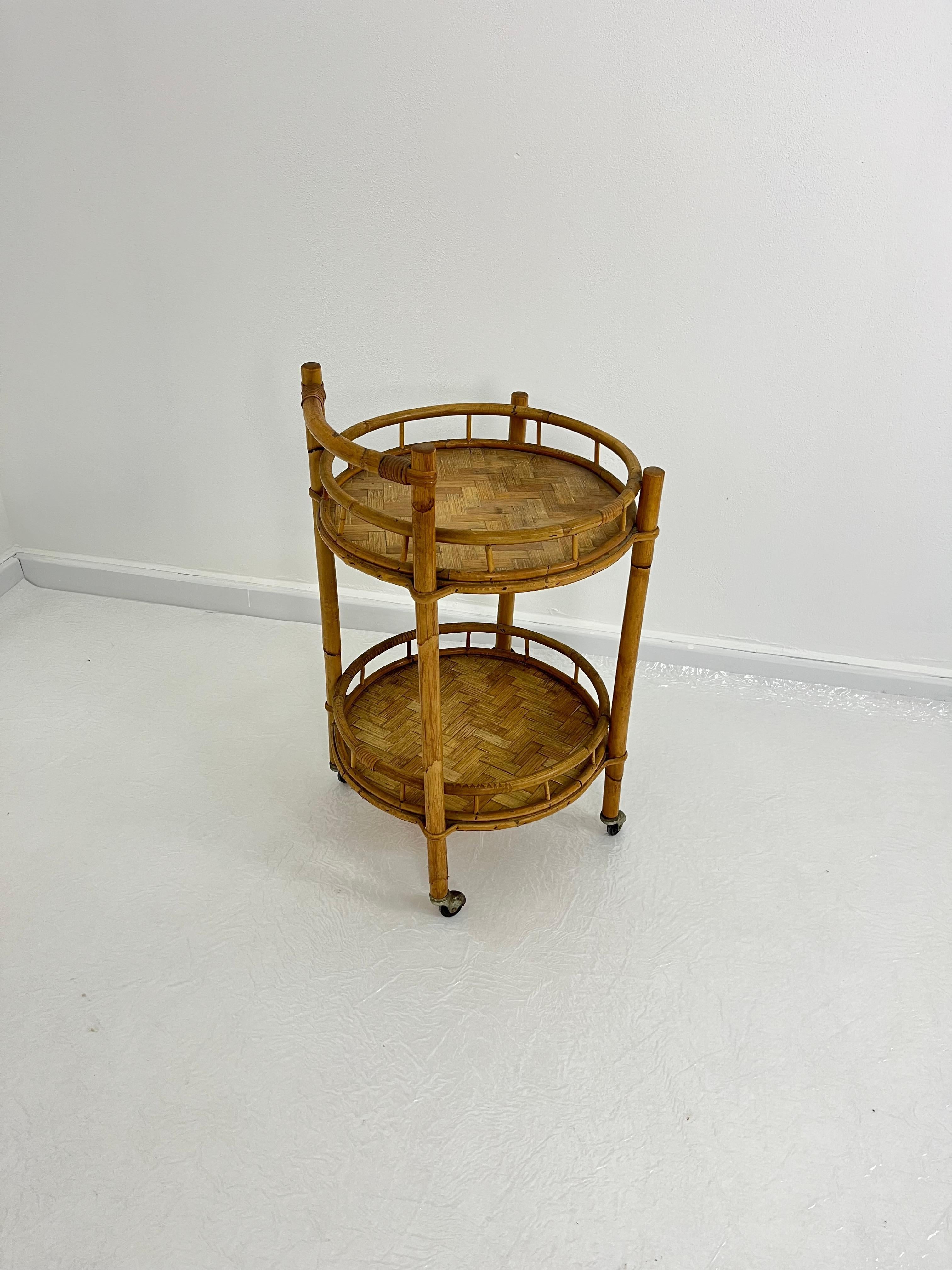 Chariot de bar circulaire en bambou du milieu du siècle, 1960

4 roues pivotantes, fabriqué en Italie.
Trouvé dans une maison au bord de la mer dans ma ville de Palerme.

Bon état.