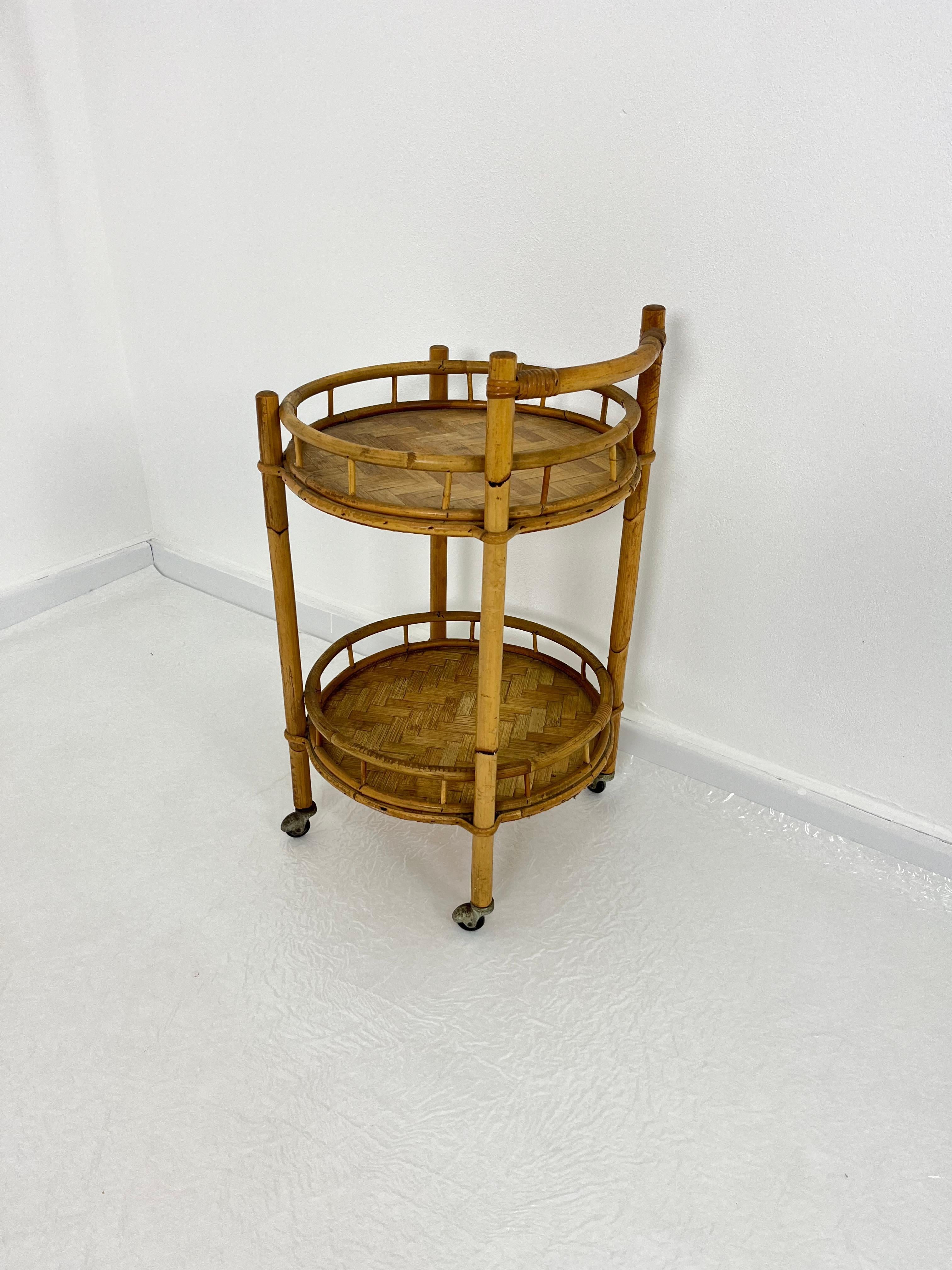 Chariot de bar circulaire en bambou du milieu du siècle, années 1960 Bon état - En vente à Palermo, IT