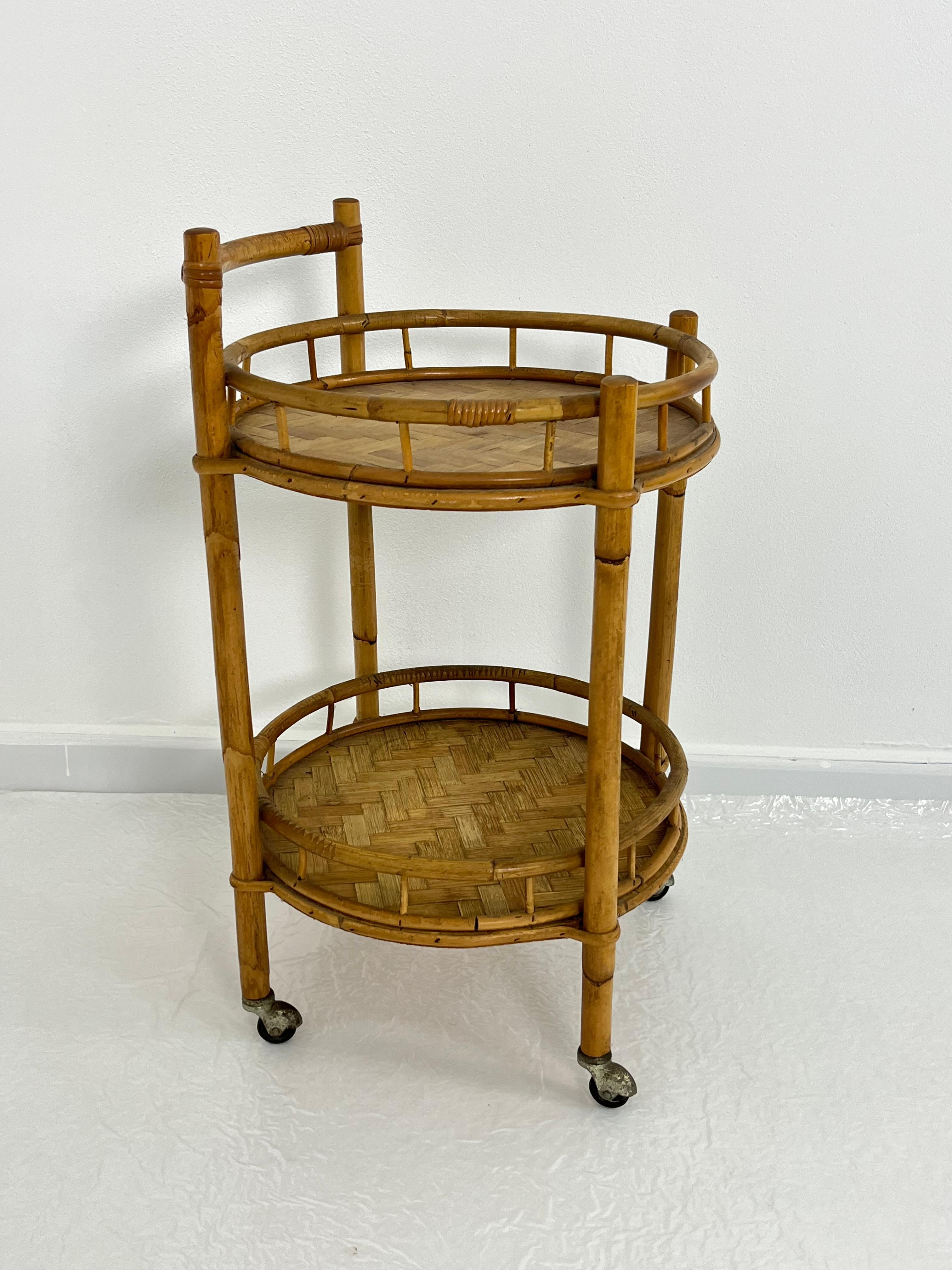 Bambou Chariot de bar circulaire en bambou du milieu du siècle, années 1960 en vente