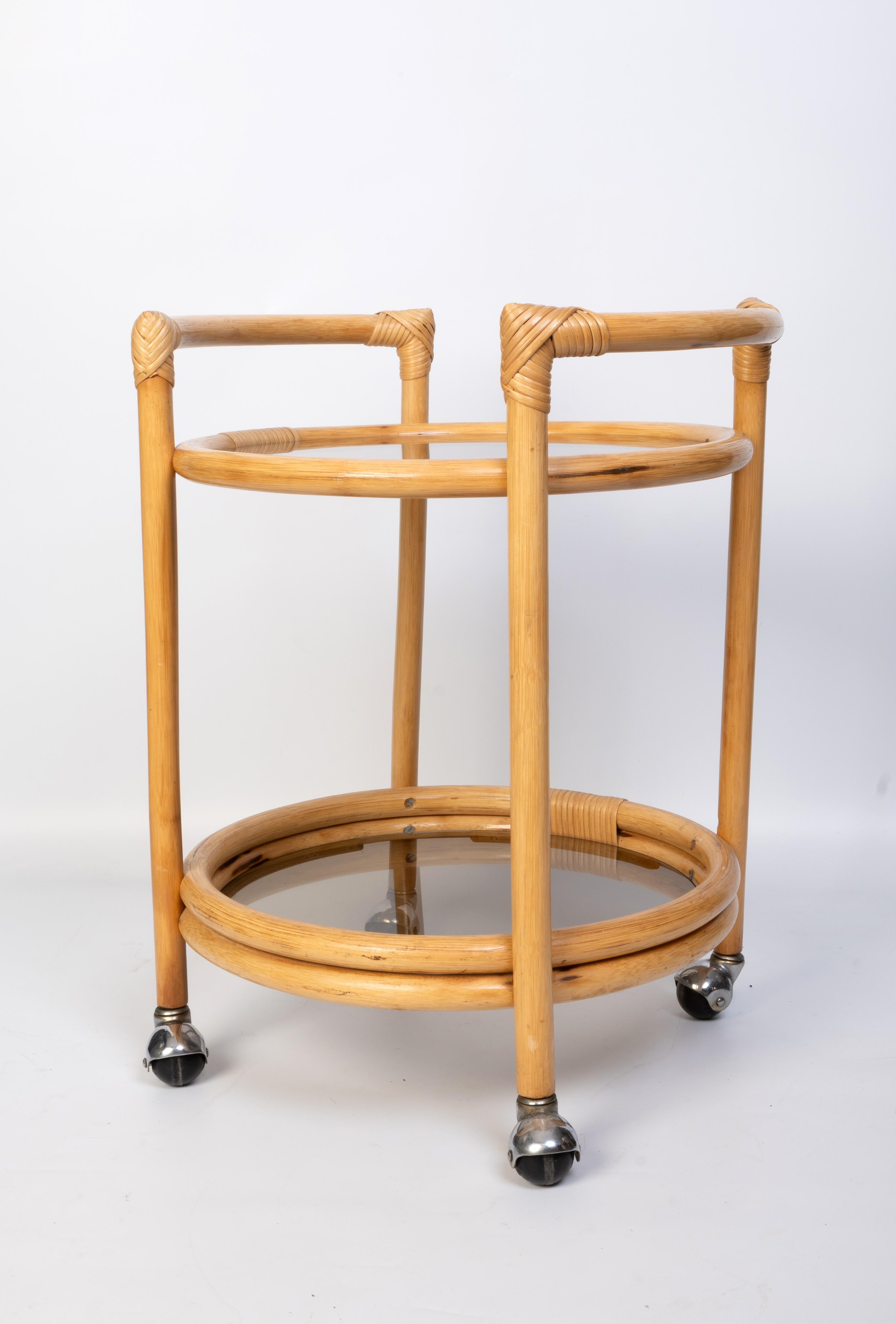 Table d'appoint circulaire en bambou et verre, Italie, C.1960

En excellent état de conservation.
Veuillez envoyer un message pour obtenir un devis pour une destination spécifique.